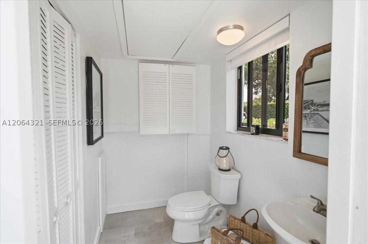 7240 Sunset Dr Miami, FL 33143