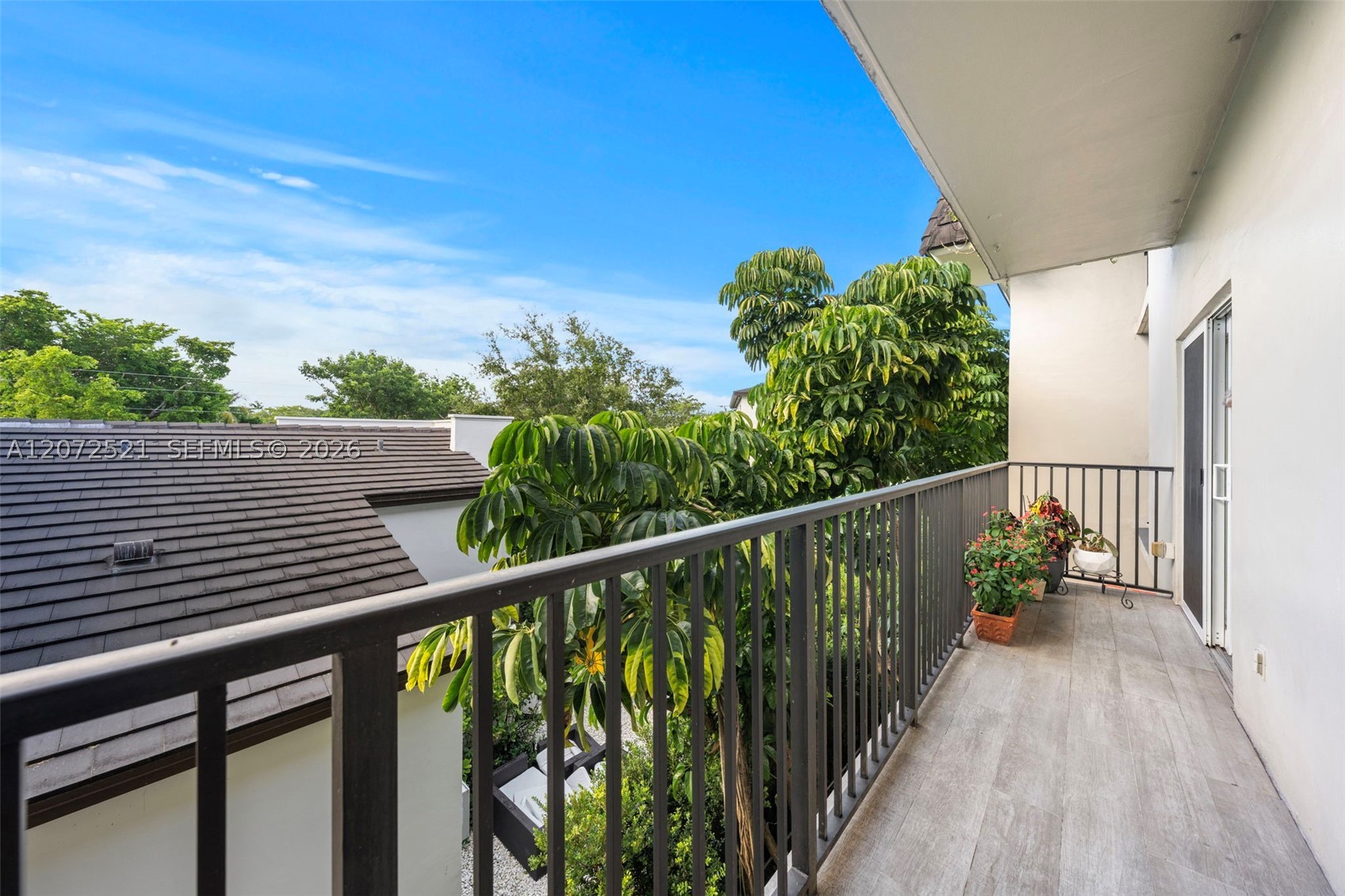 6815 Edgewater Dr #202 Coral Gables, FL 33133