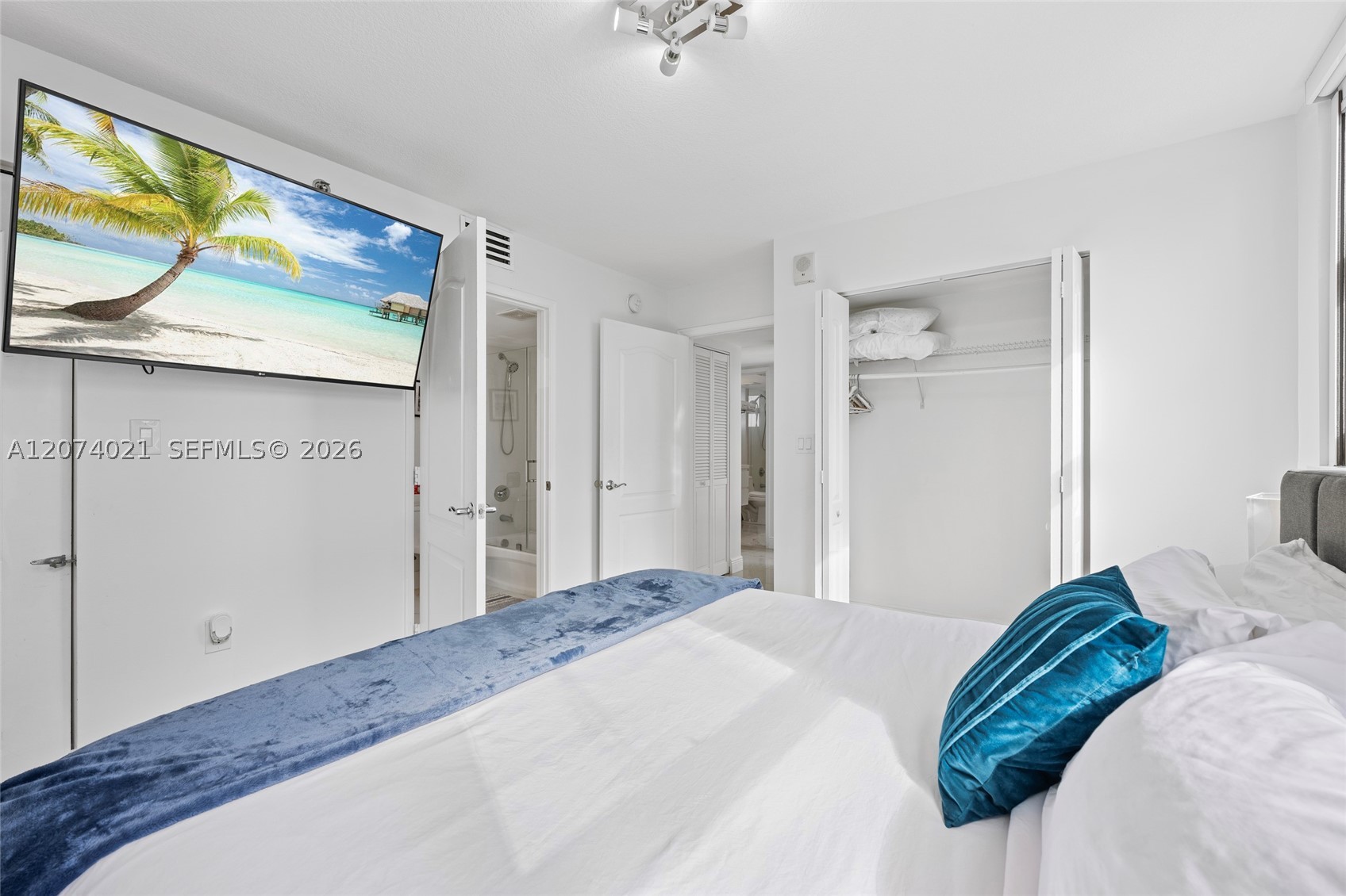 1200 Brickell Bay Dr #3701 Miami, FL 33131