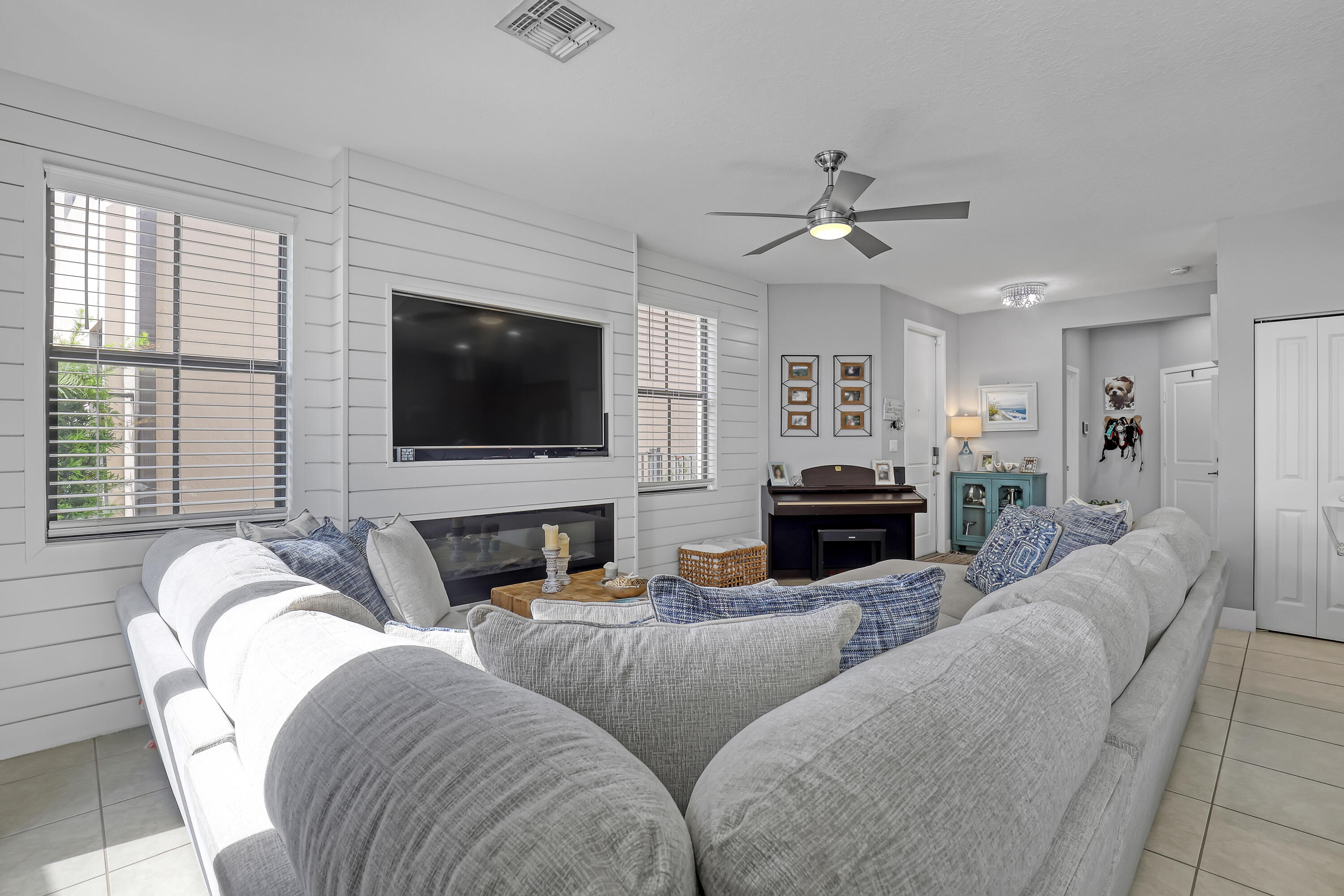 5024 Laurel Oak Riviera Beach, FL 33410