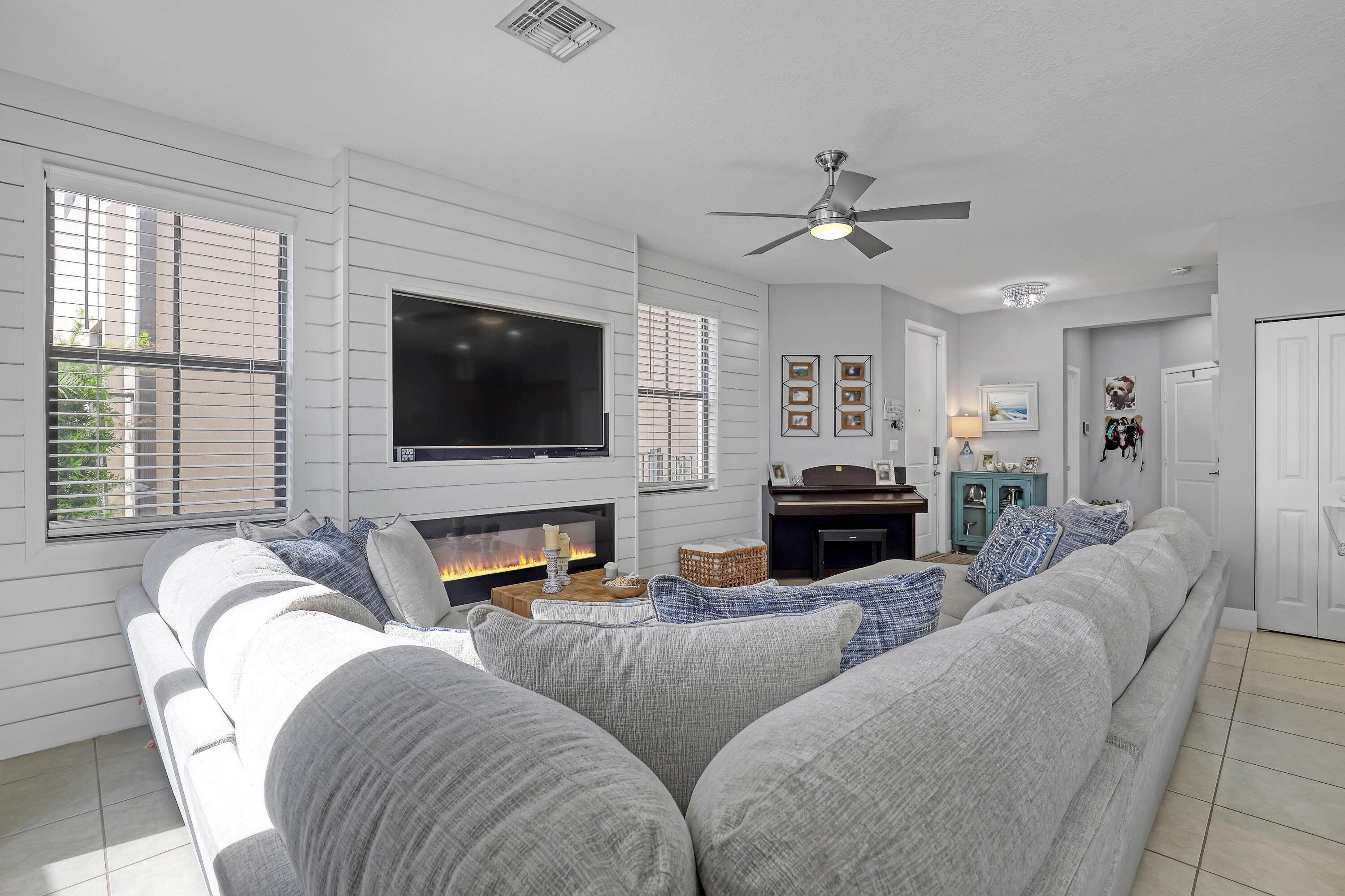 5024 Laurel Oak Riviera Beach, FL 33410