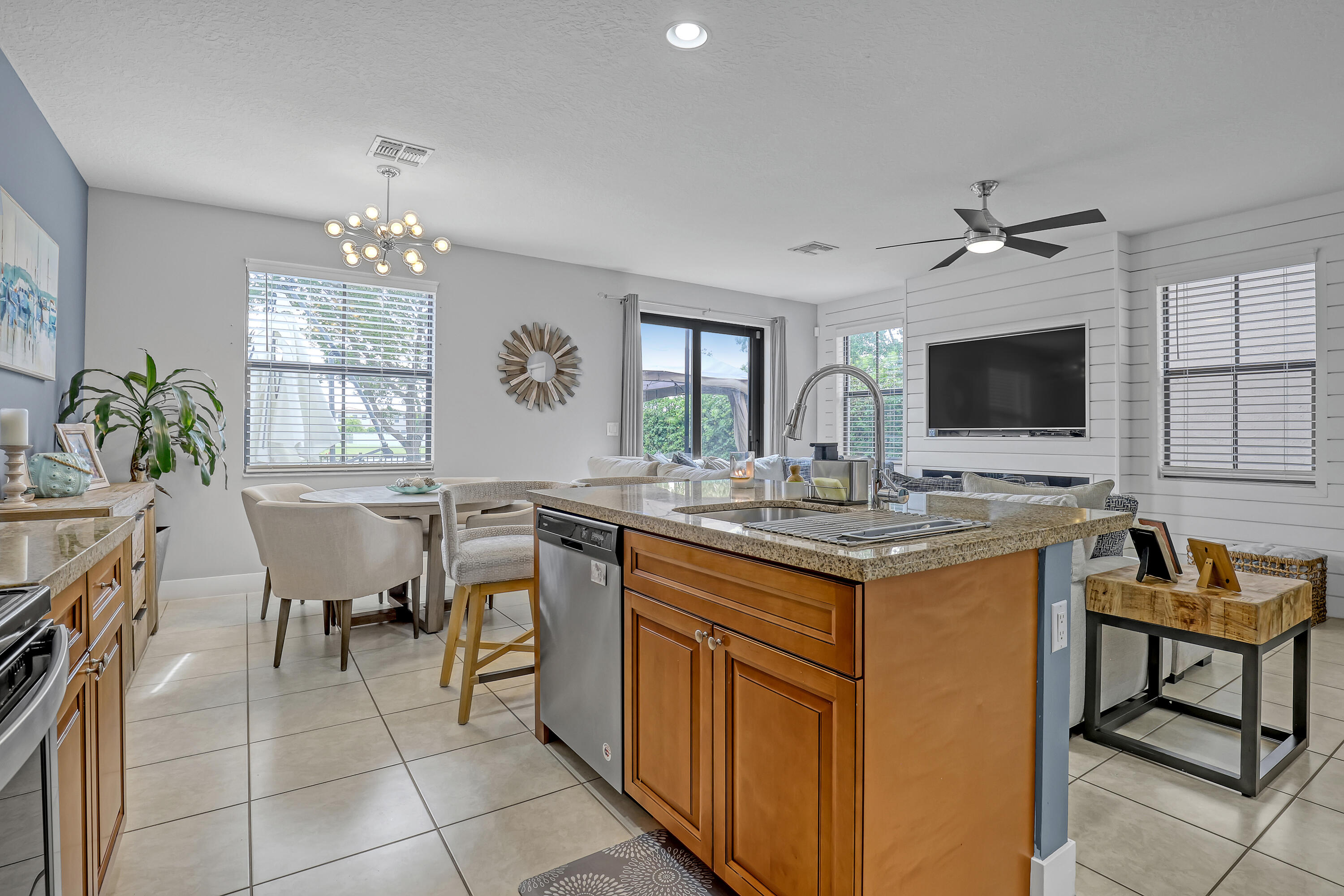 5024 Laurel Oak Riviera Beach, FL 33410