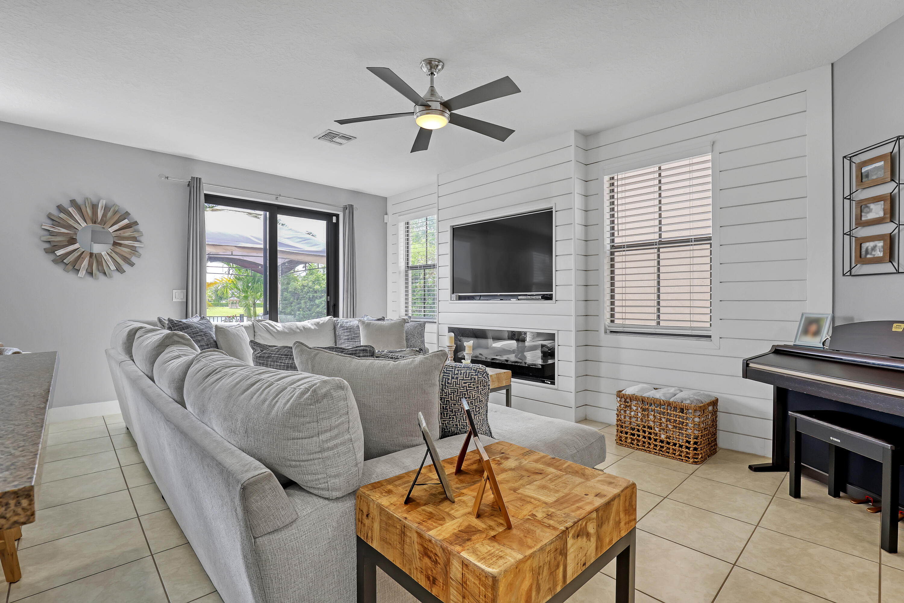 5024 Laurel Oak Riviera Beach, FL 33410