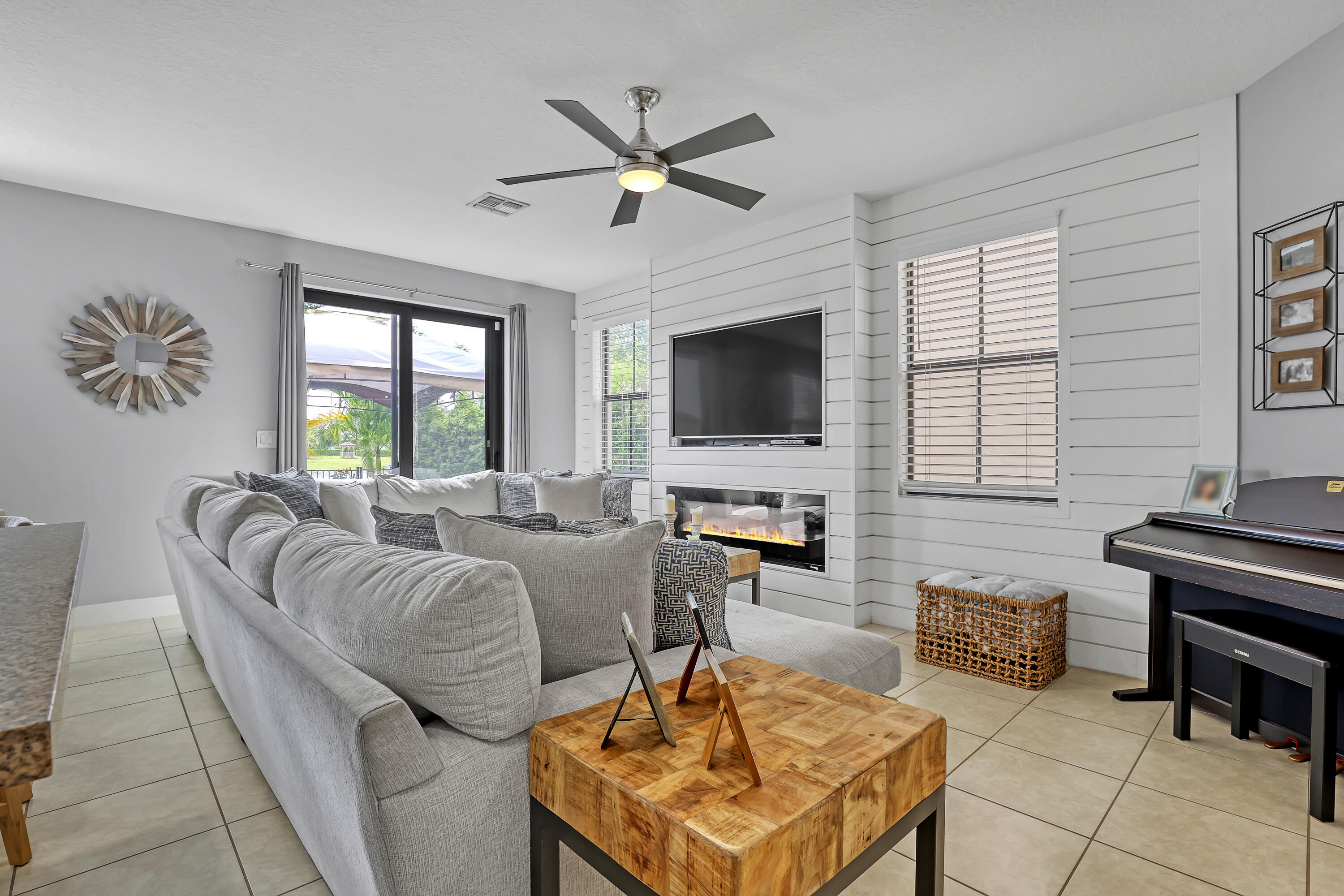 5024 Laurel Oak Riviera Beach, FL 33410