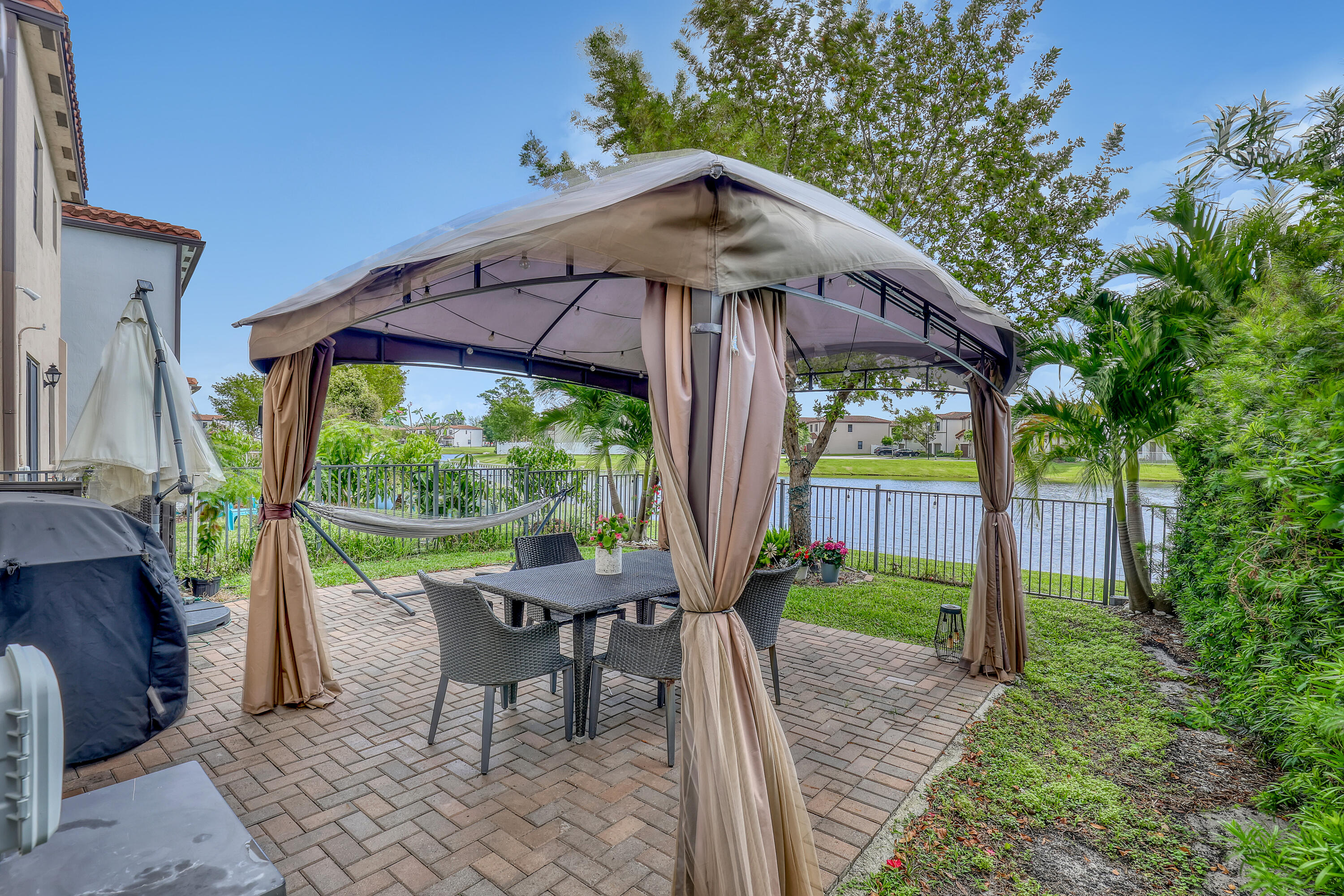 5024 Laurel Oak Riviera Beach, FL 33410