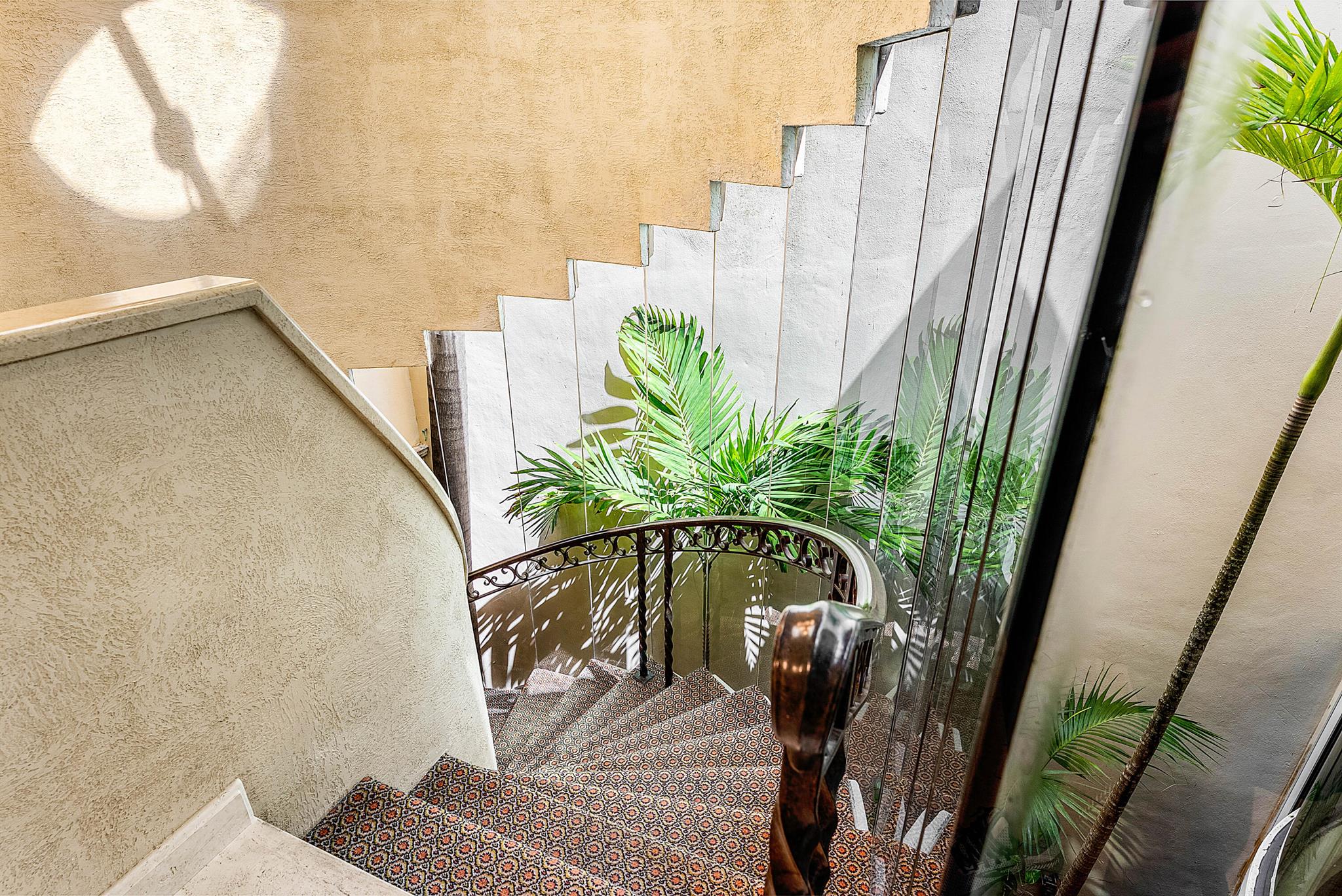 13 Sloans Curv Dr #13 Palm Beach, FL 33480