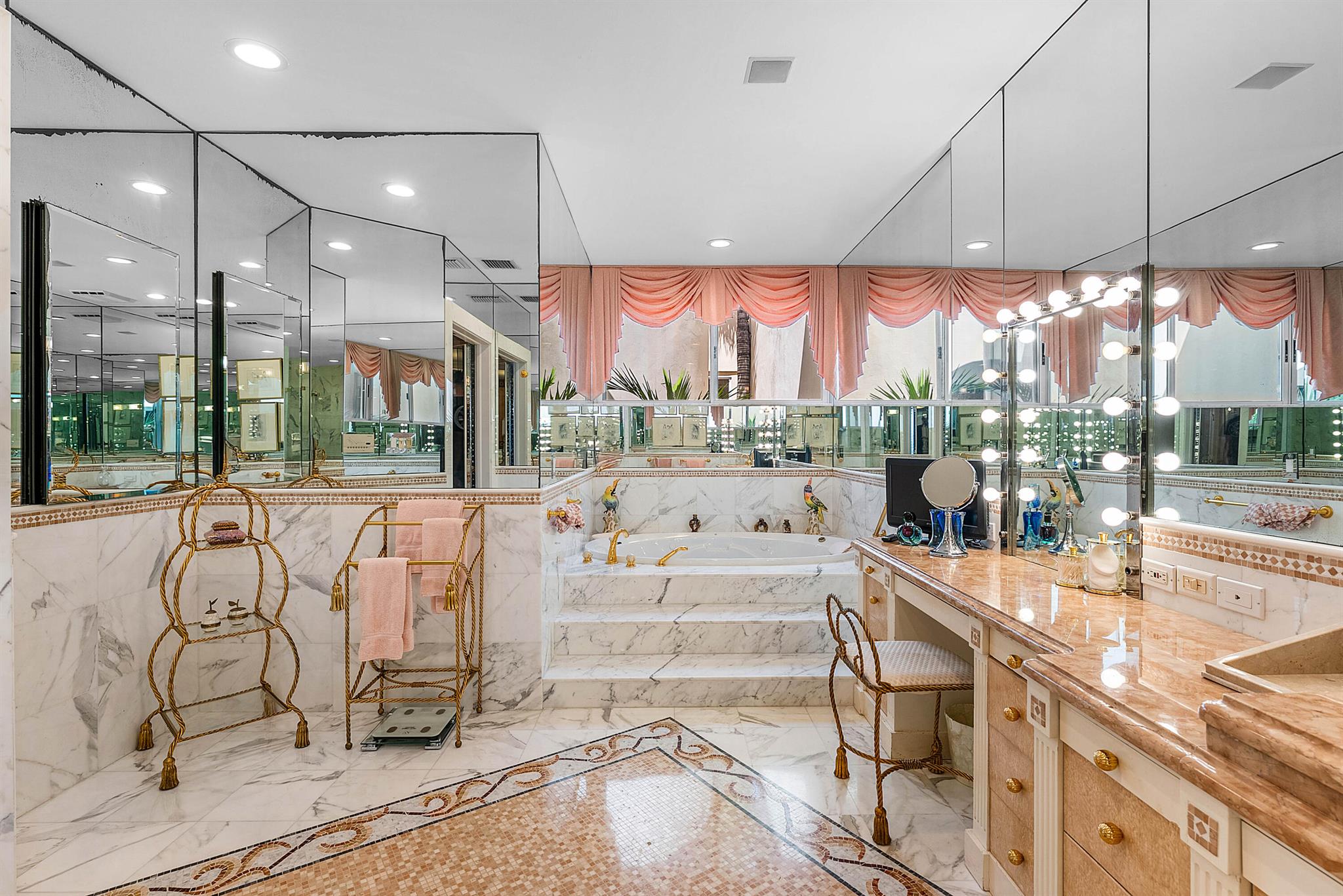 13 Sloans Curv Dr #13 Palm Beach, FL 33480