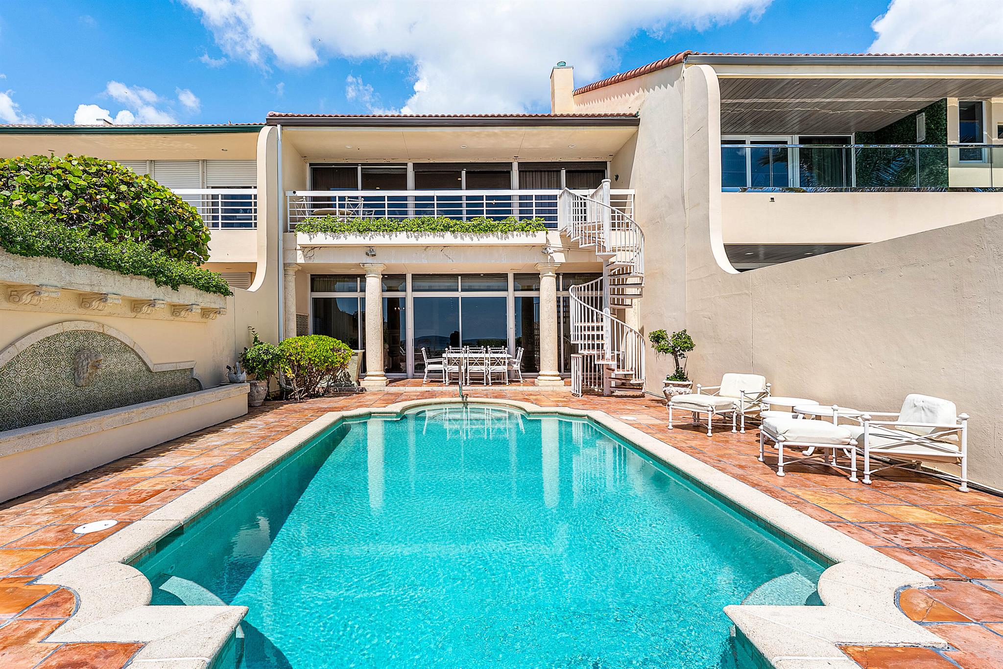 13 Sloans Curv Dr #13 Palm Beach, FL 33480