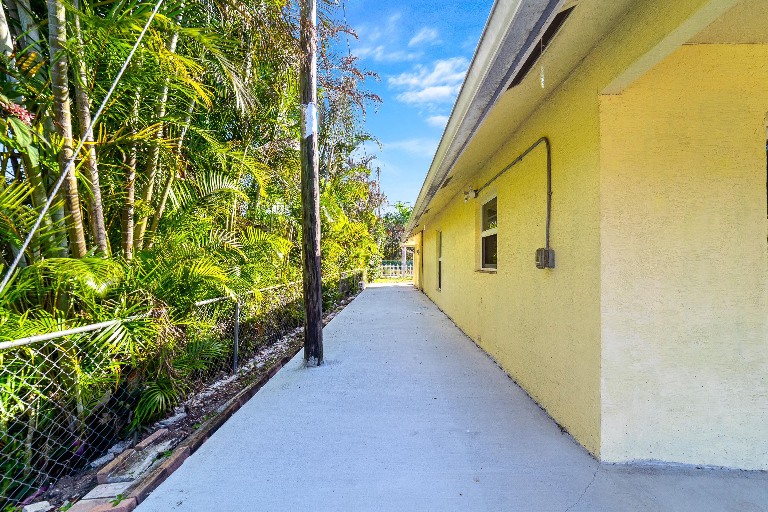 6923 S 1st Jupiter, FL 33458