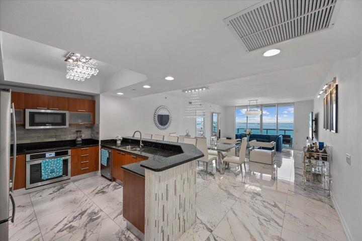 2650 Lake Shr #1004 Riviera Beach, FL 33404