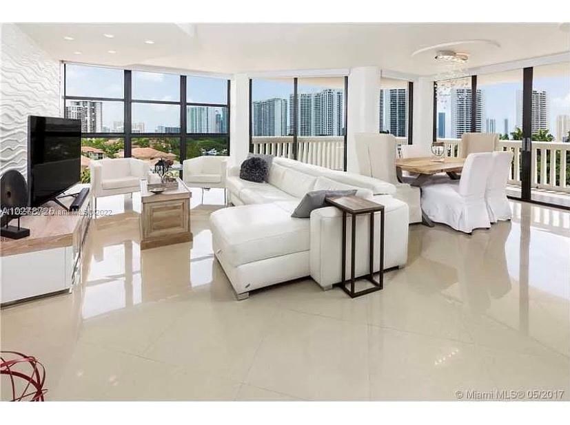 1000 E Island Blvd #804