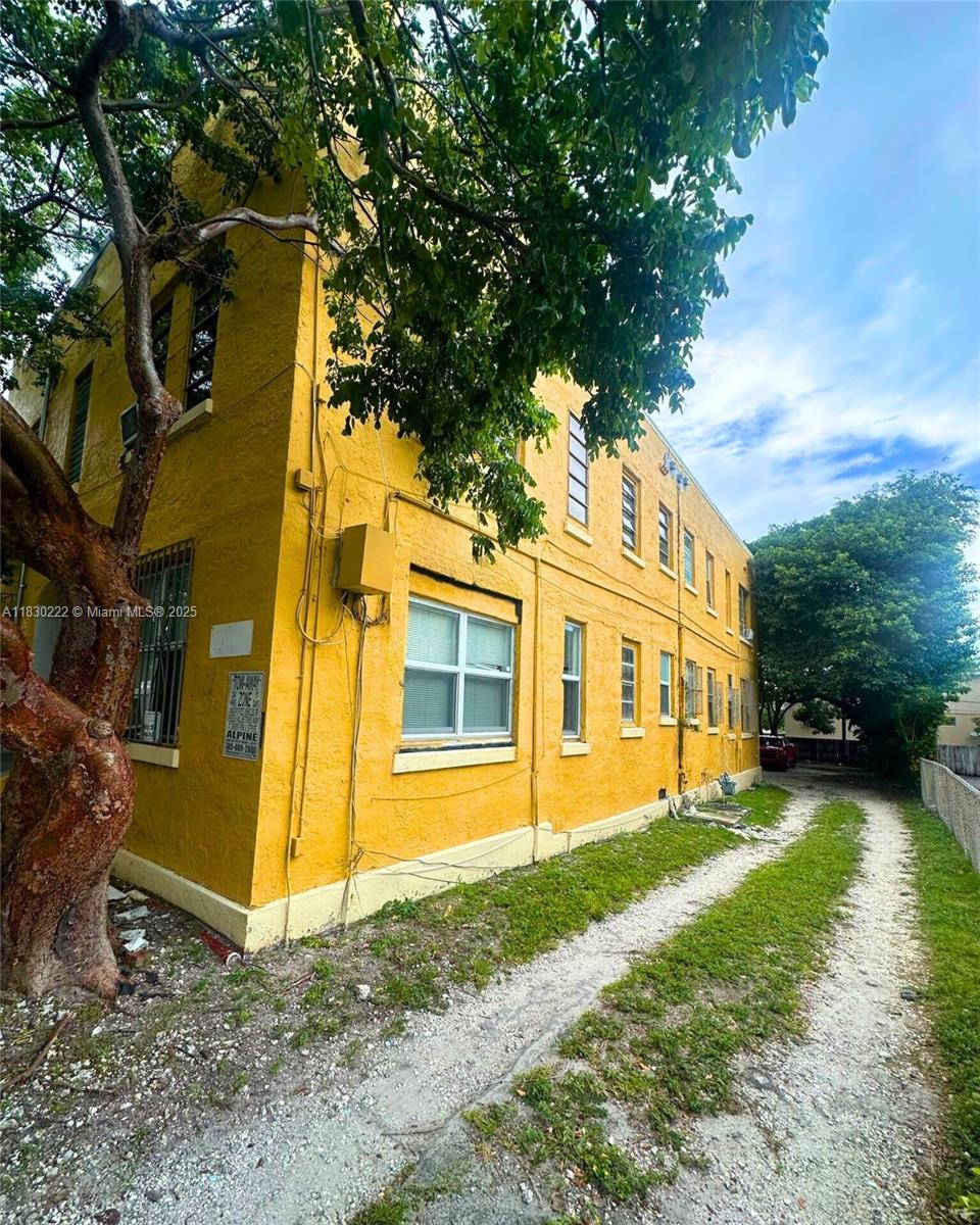 1631 NW 3rd St,Miami, FL 33125