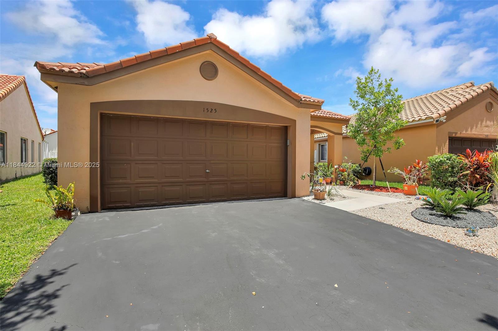 1525 Estancia Cir
