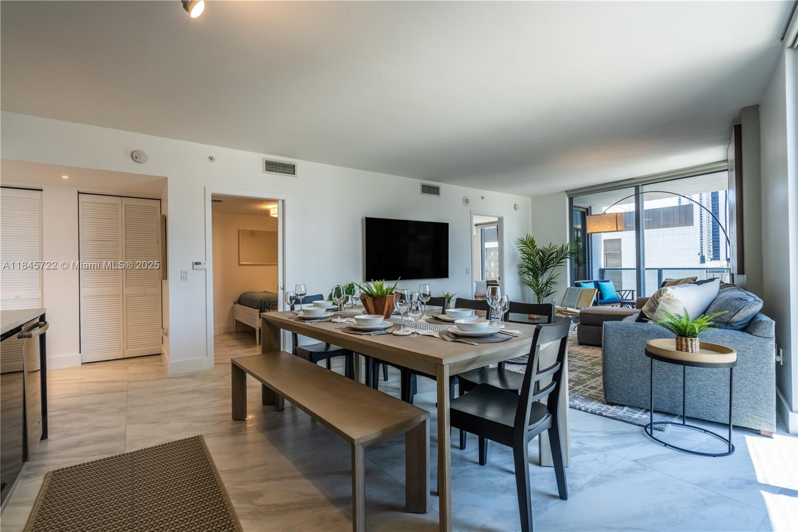 31 SE 6th St #1401