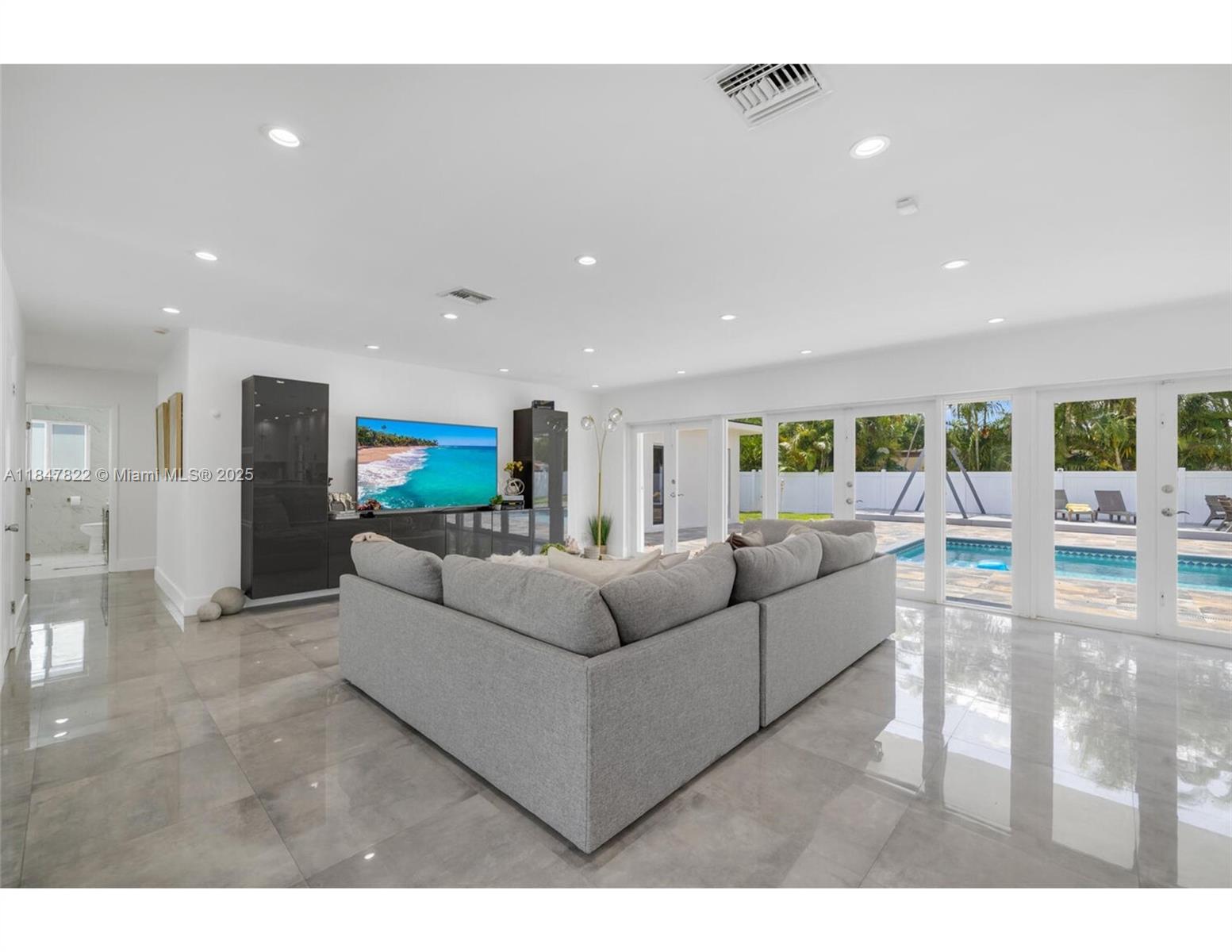 19810 NE 22nd Ave Miami, FL 33180