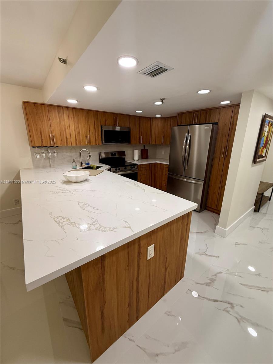 2625 Collins Ave #210