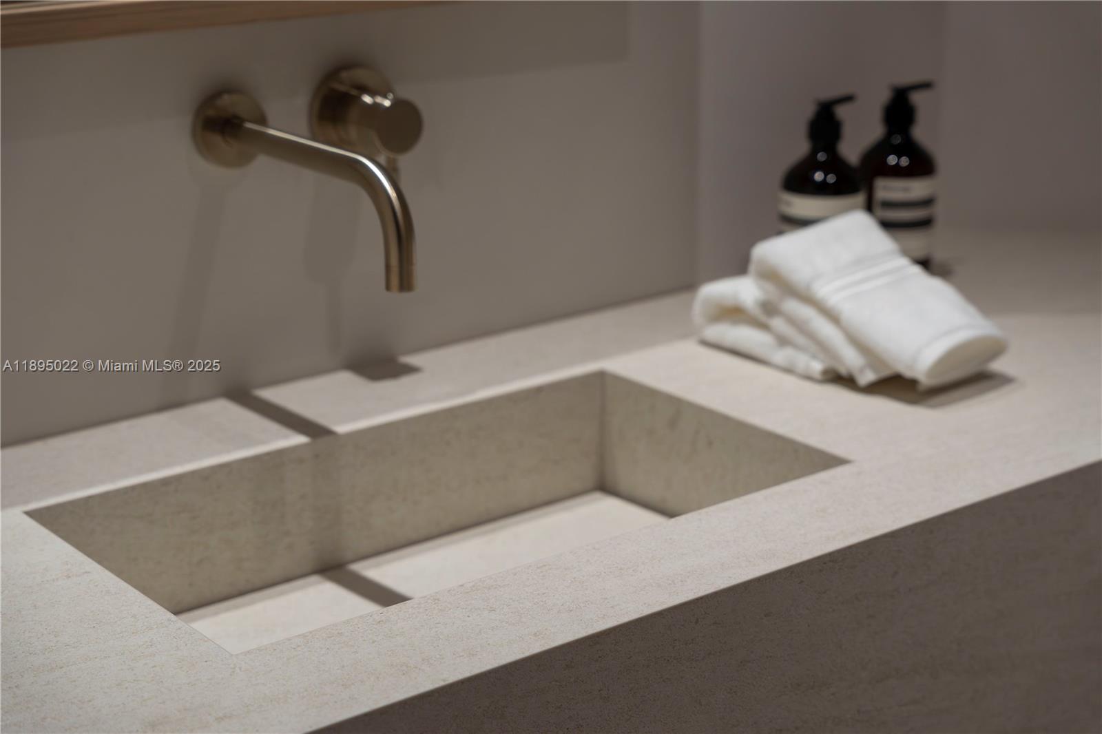 5959 Collins Ave #907 Miami Beach, FL 33140