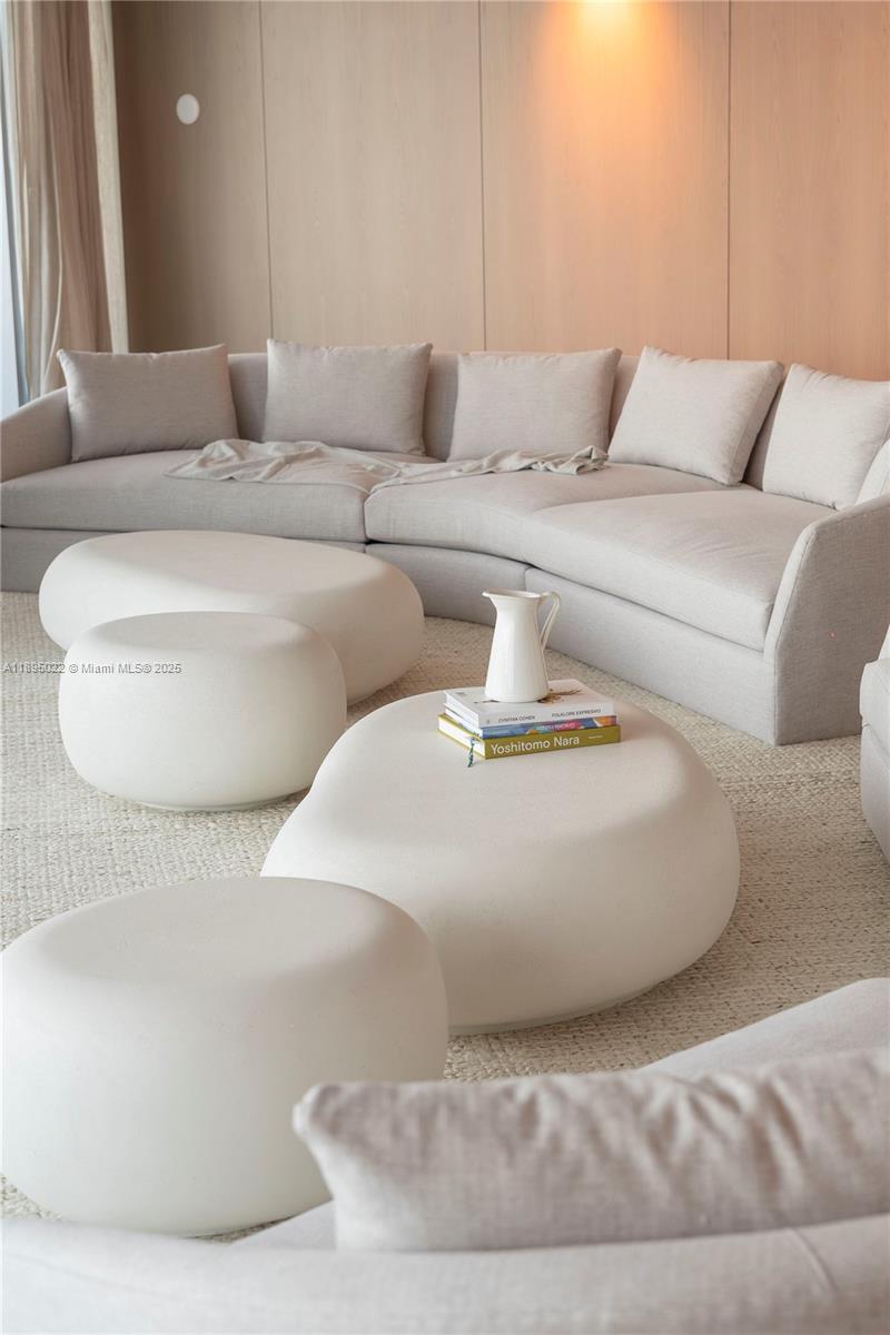 5959 Collins Ave #907 Miami Beach, FL 33140