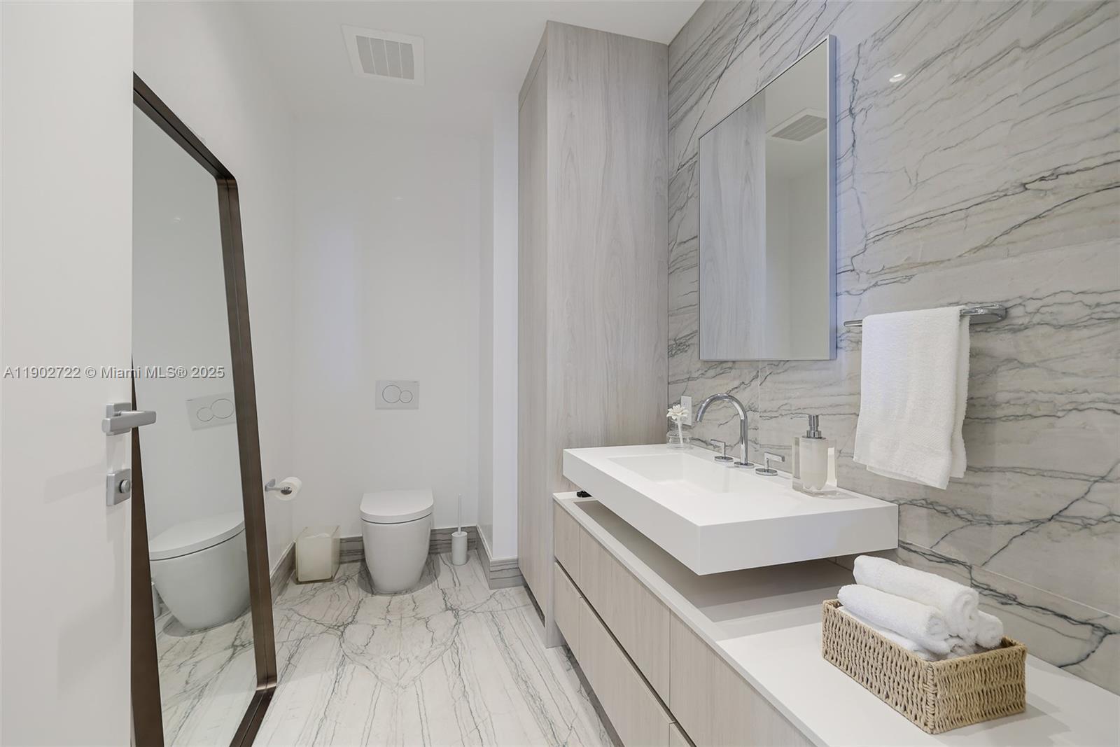 8701 Collins Ave #904 Miami Beach, FL 33154