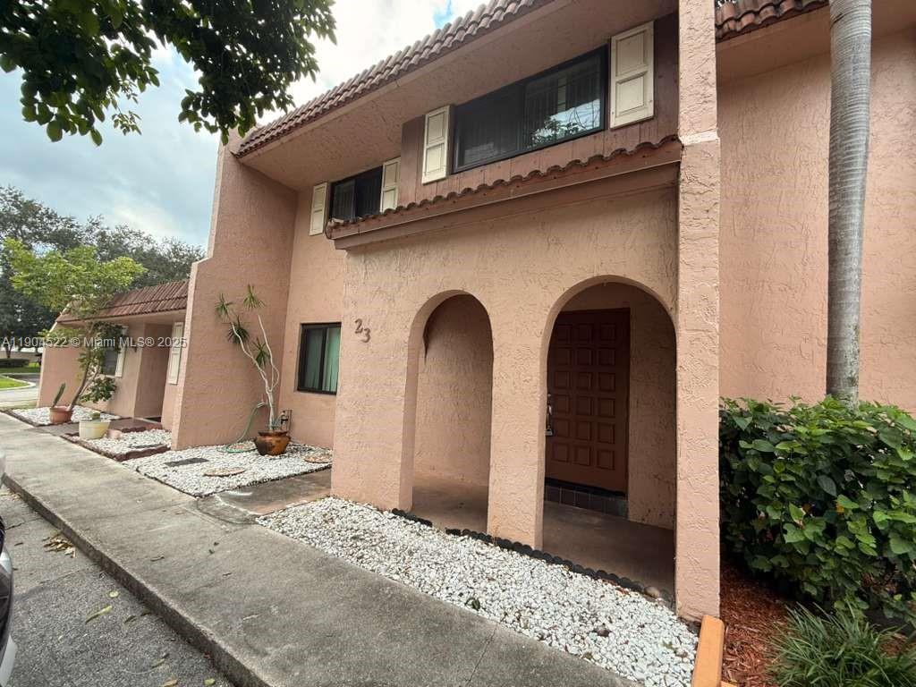 23 N Valencia Dr #2-32 Davie, FL 33324