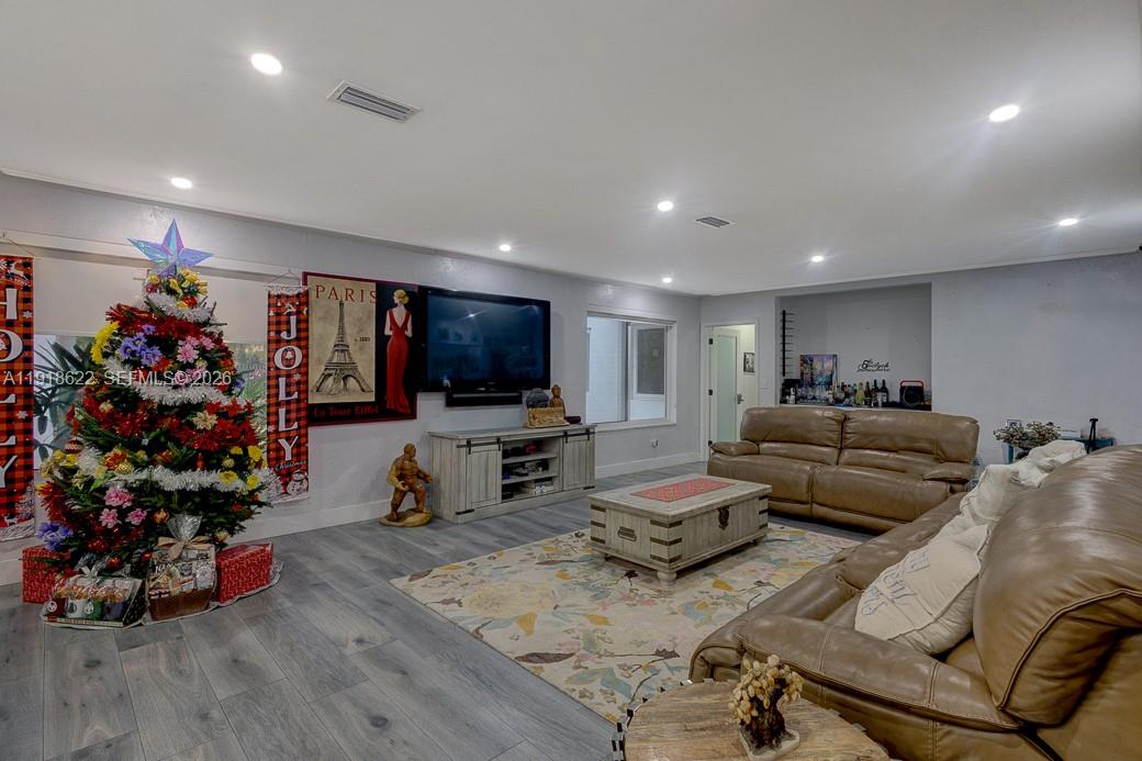 8290 Sunset Dr Miami, FL 33143