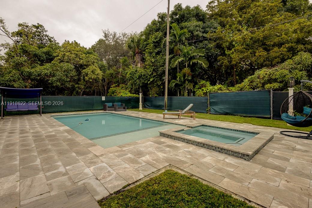 8290 Sunset Dr Miami, FL 33143