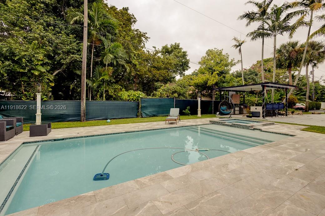 8290 Sunset Dr Miami, FL 33143