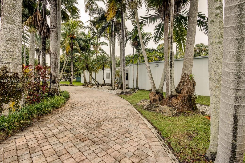 8290 Sunset Dr Miami, FL 33143