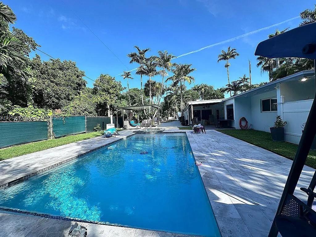 8290 Sunset Dr Miami, FL 33143