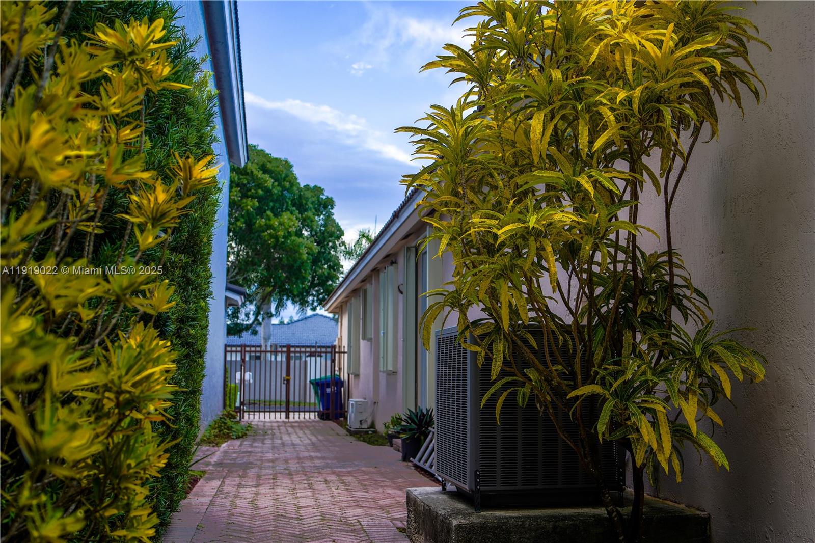 16368 SW 43rd Ter Kendall, FL 33185