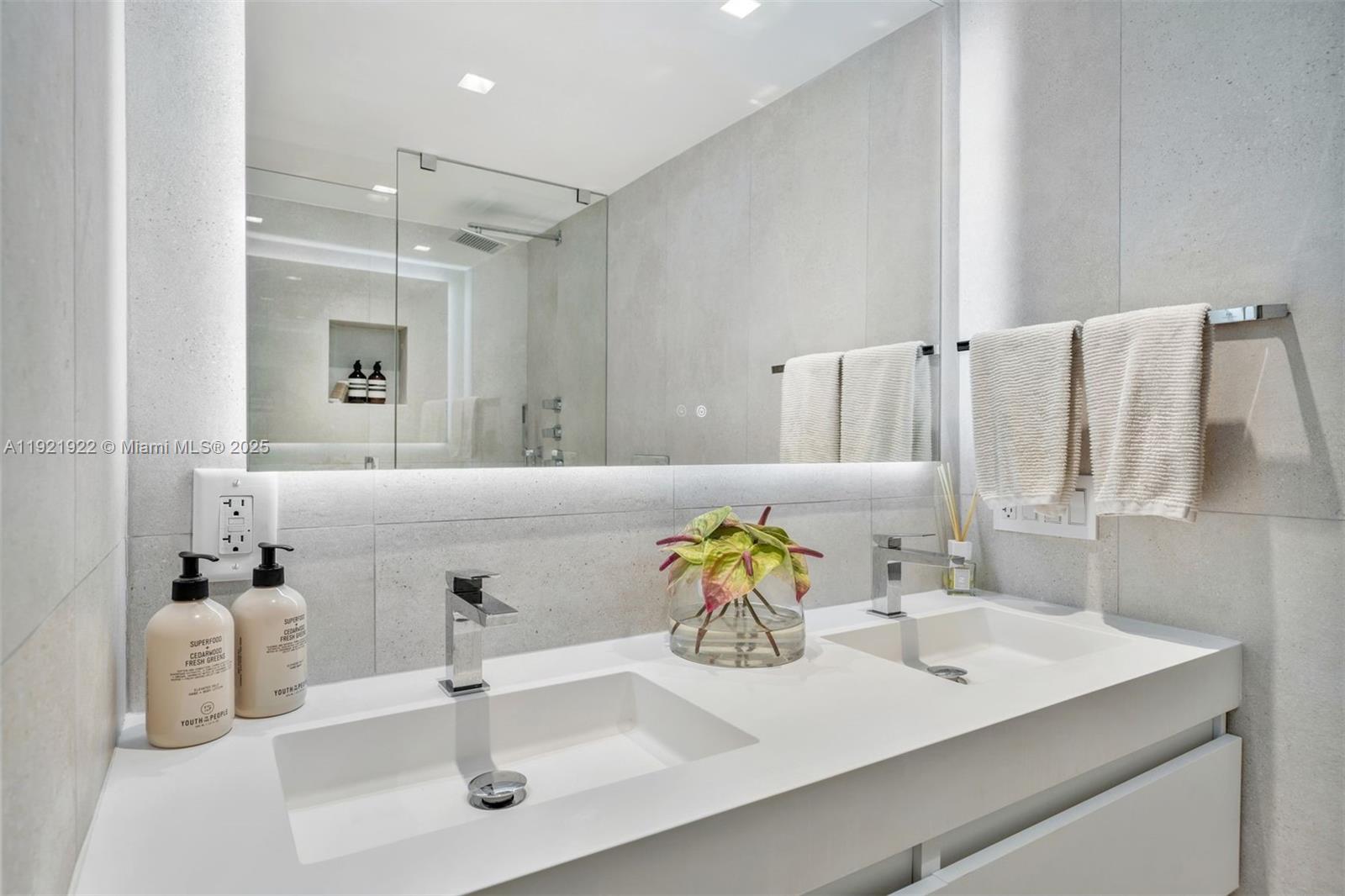 2301 Collins Ave #902 Miami Beach, FL 33139