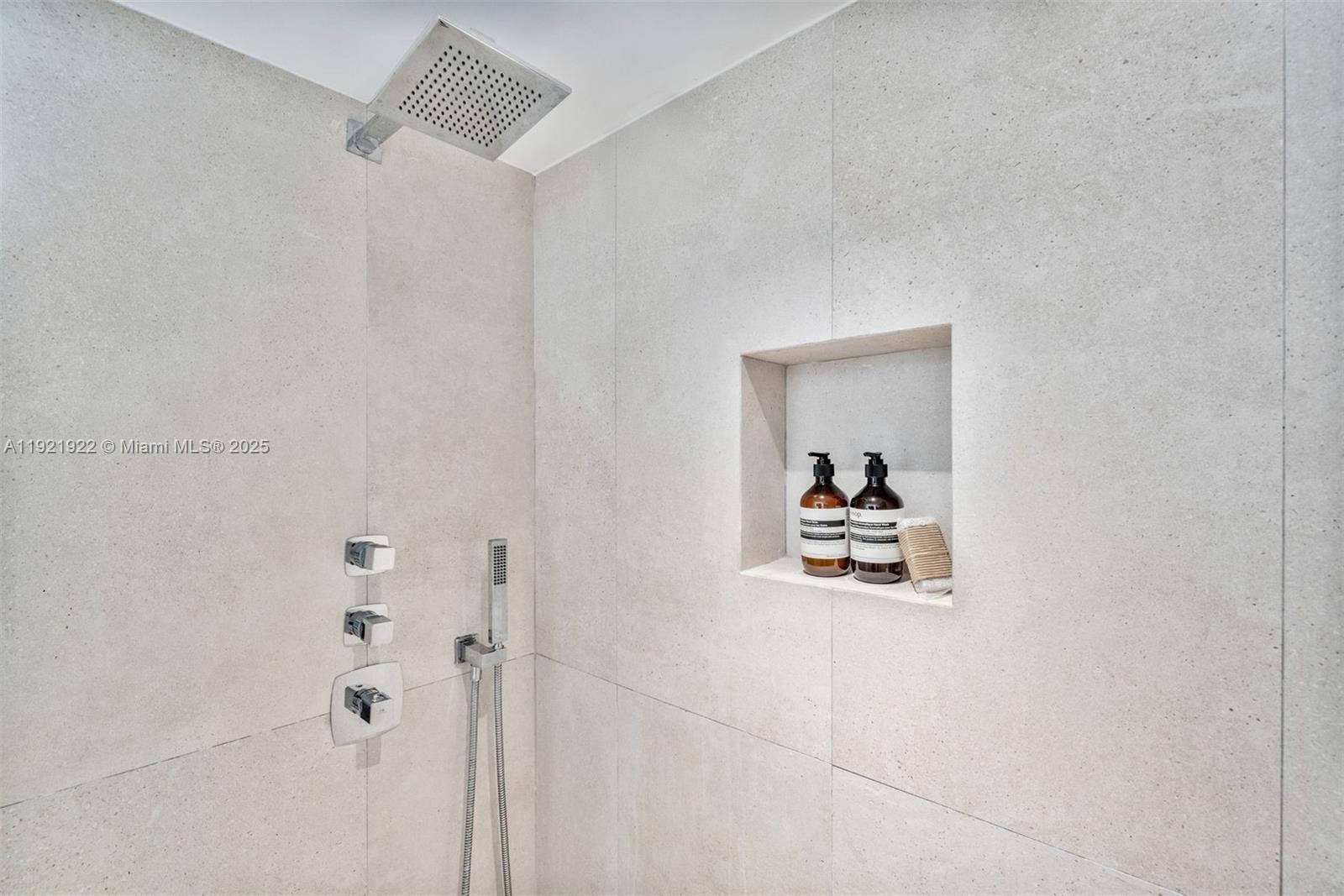 2301 Collins Ave #902 Miami Beach, FL 33139