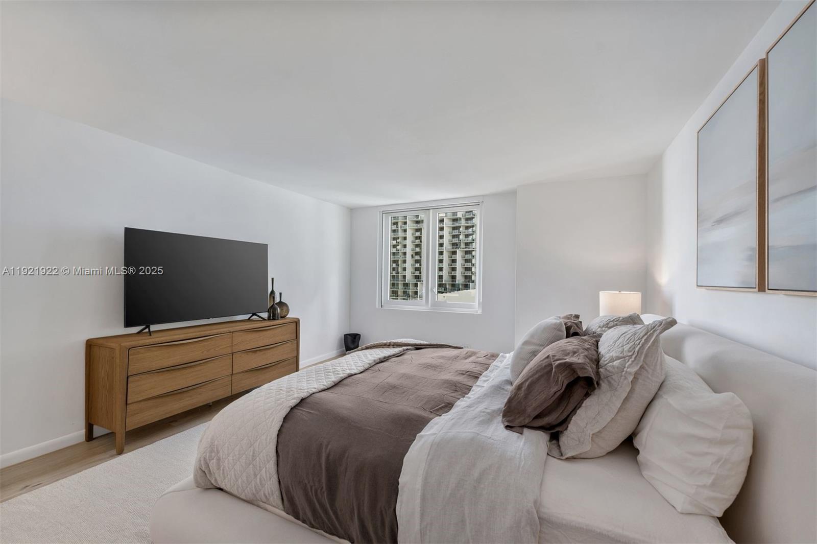 2301 Collins Ave #902 Miami Beach, FL 33139