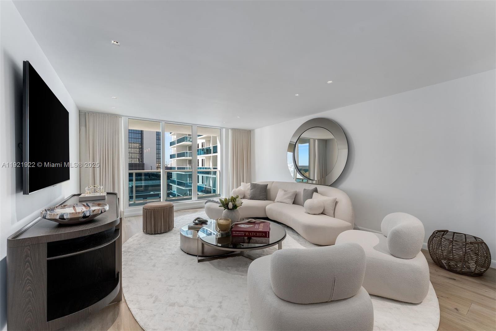 2301 Collins Ave #902 Miami Beach, FL 33139