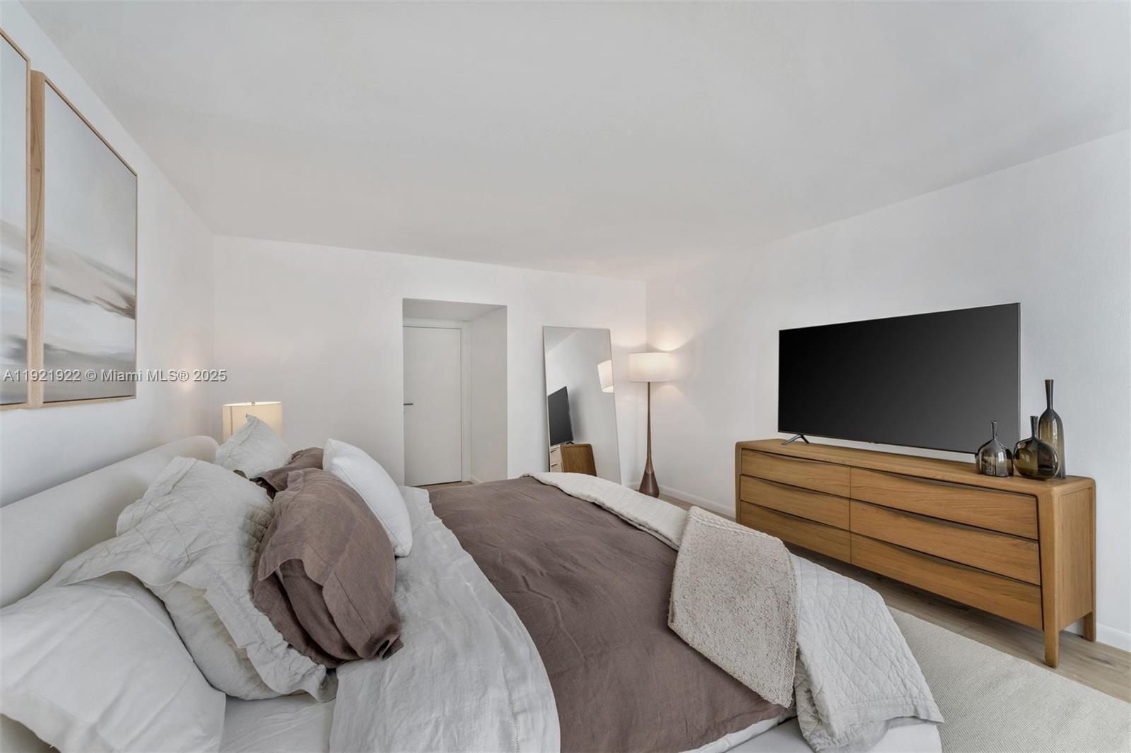 2301 Collins Ave #902 Miami Beach, FL 33139