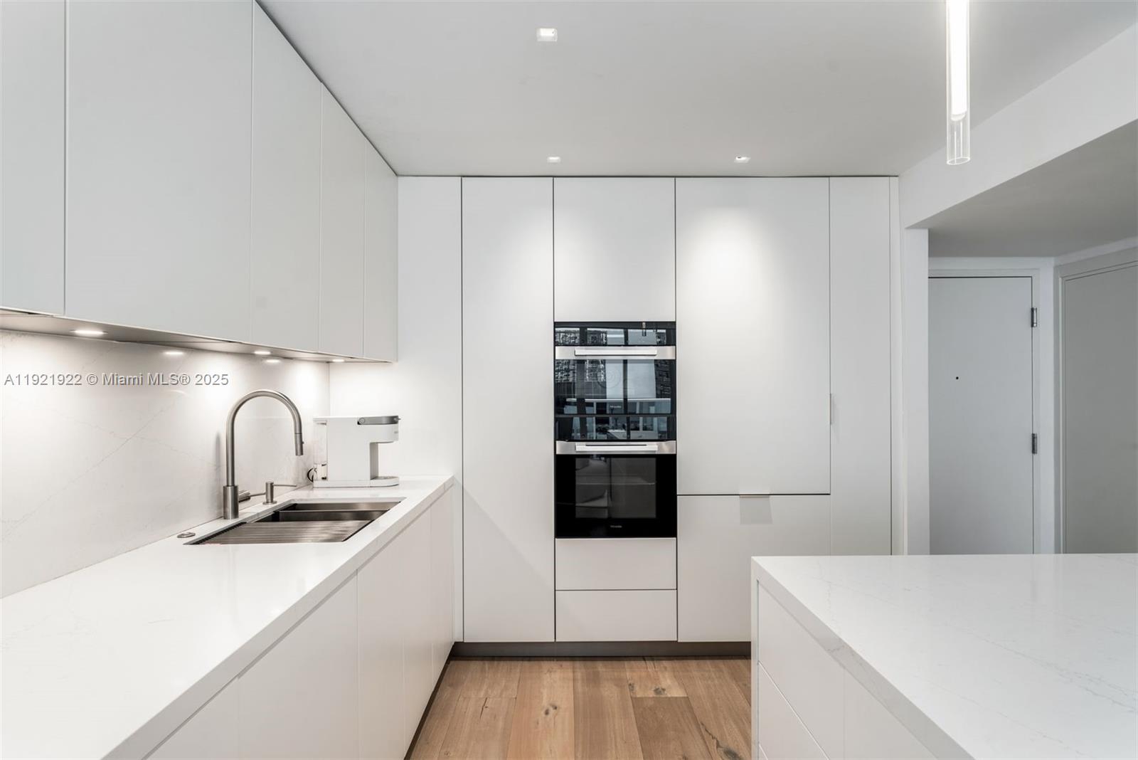 2301 Collins Ave #902 Miami Beach, FL 33139