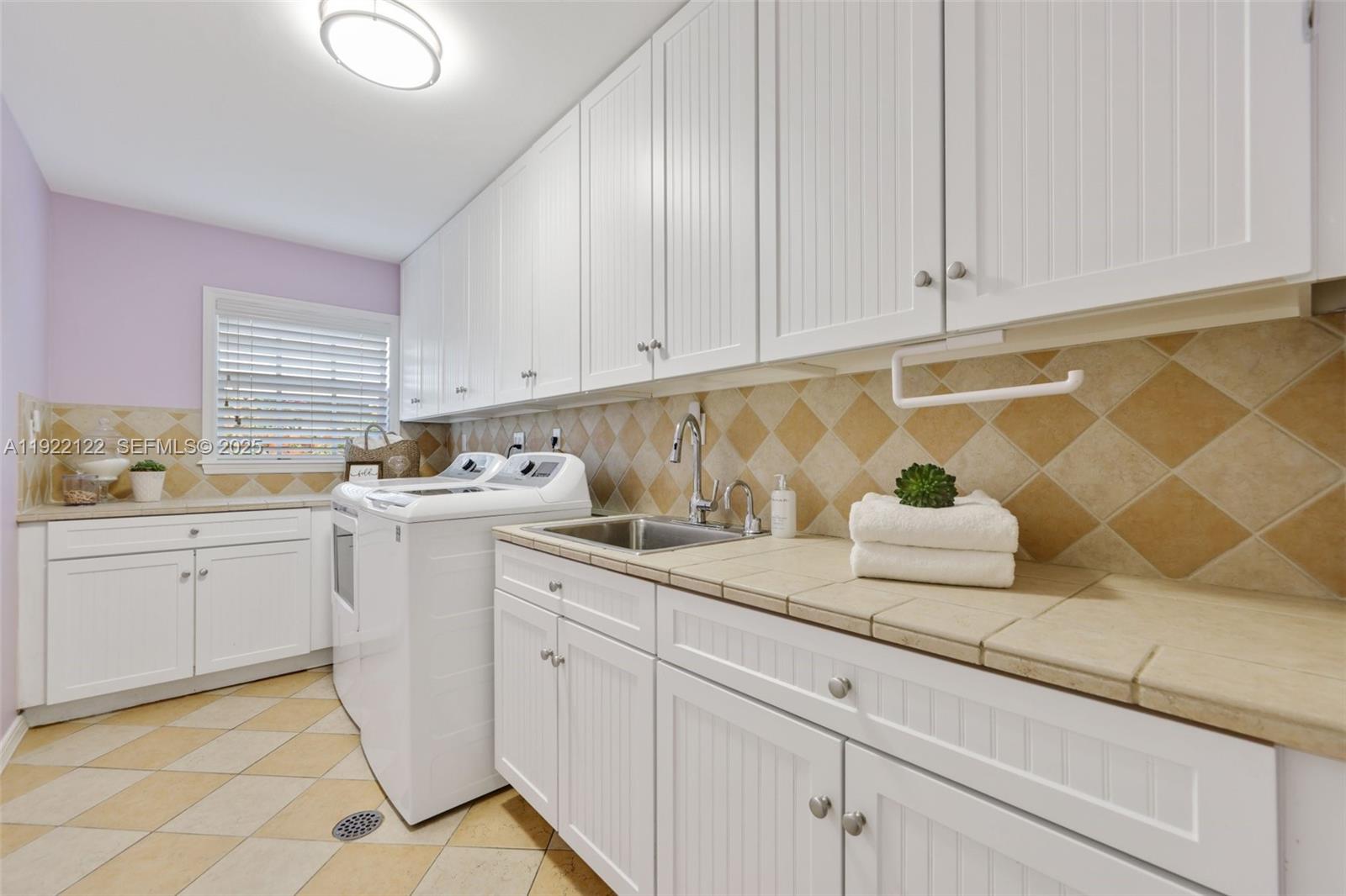 608 Middle Riv Dr Fort Lauderdale, FL 33304