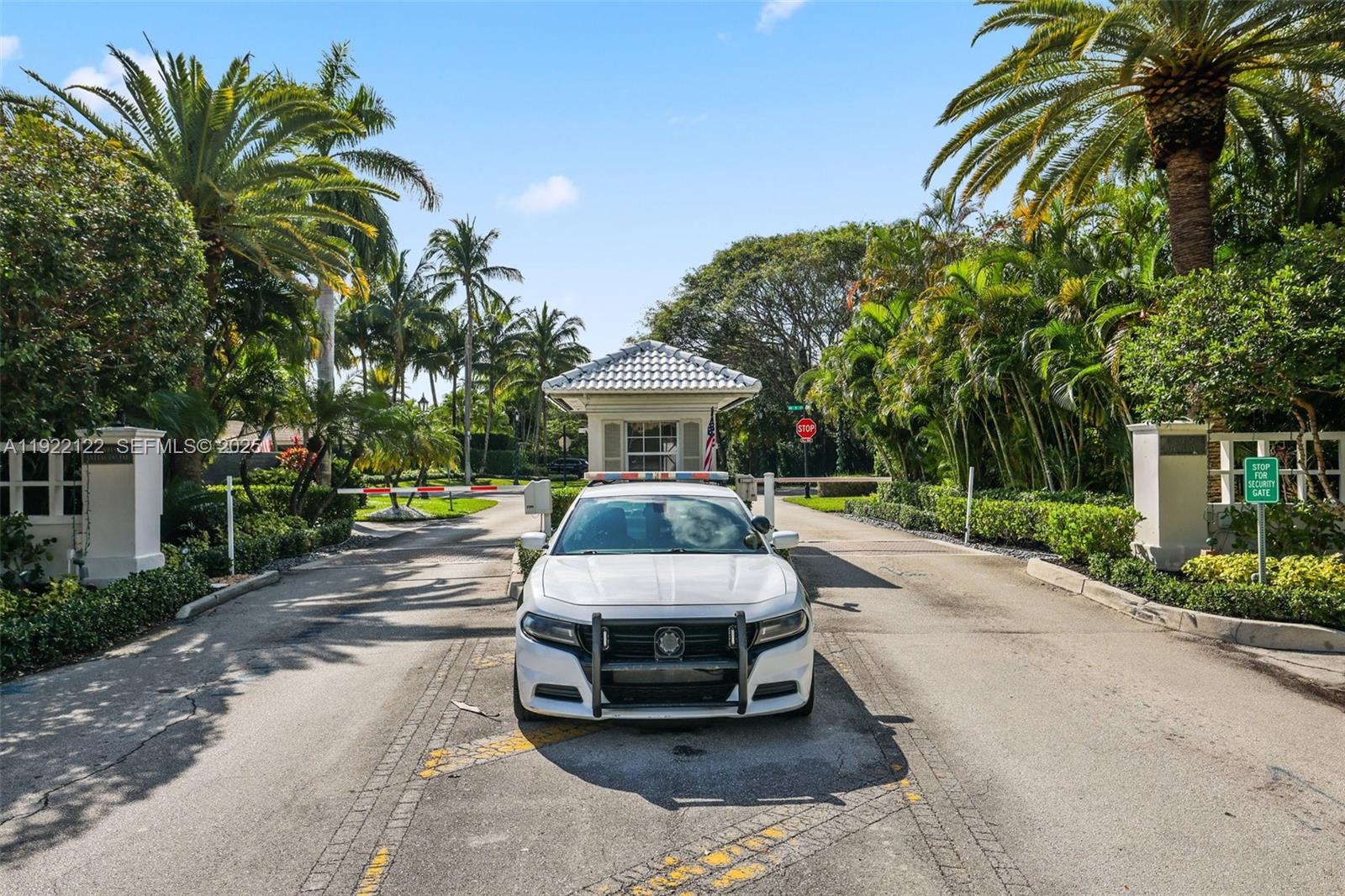 608 Middle Riv Dr Fort Lauderdale, FL 33304