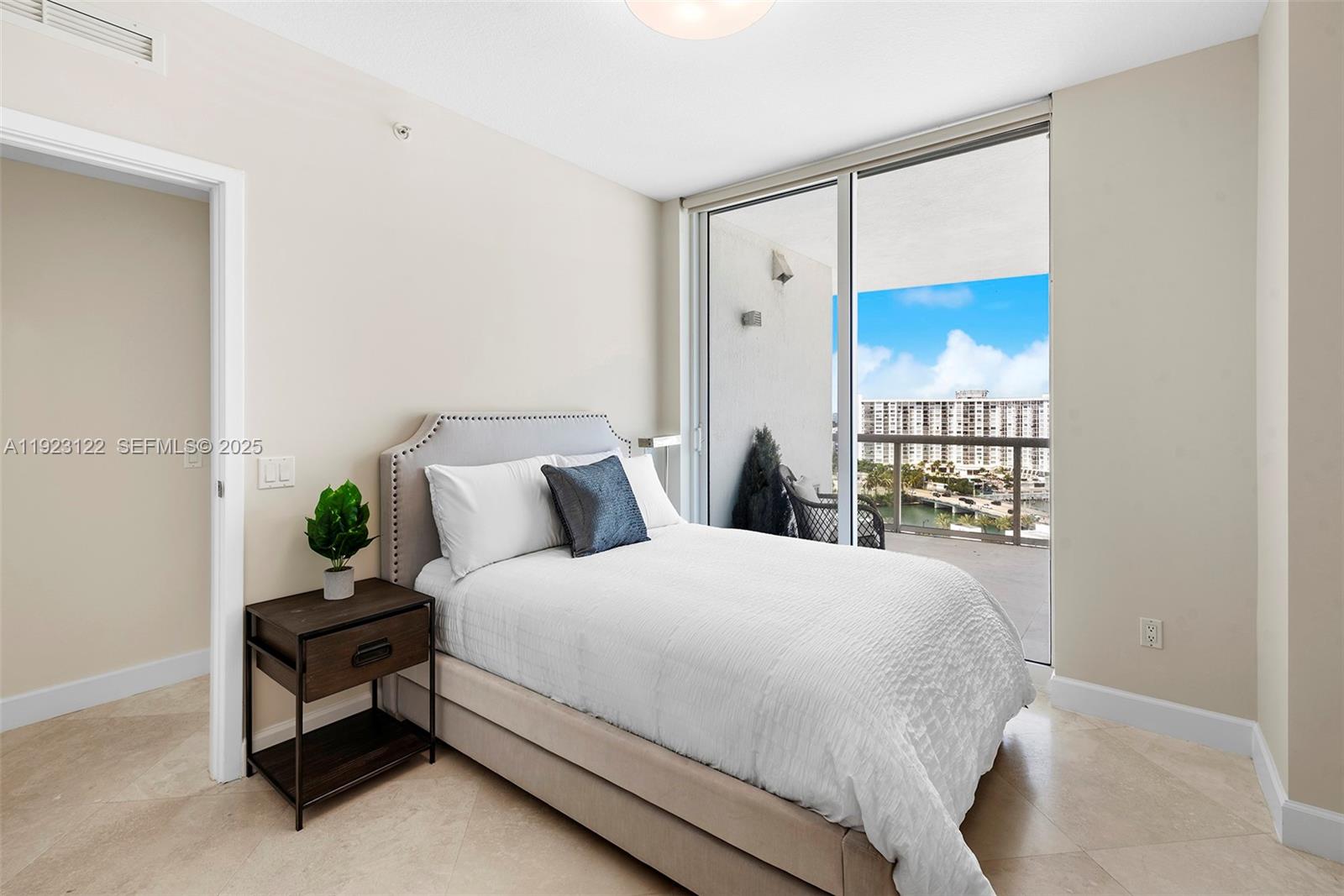 3801 Collins Ave #1602 Miami Beach, FL 33140