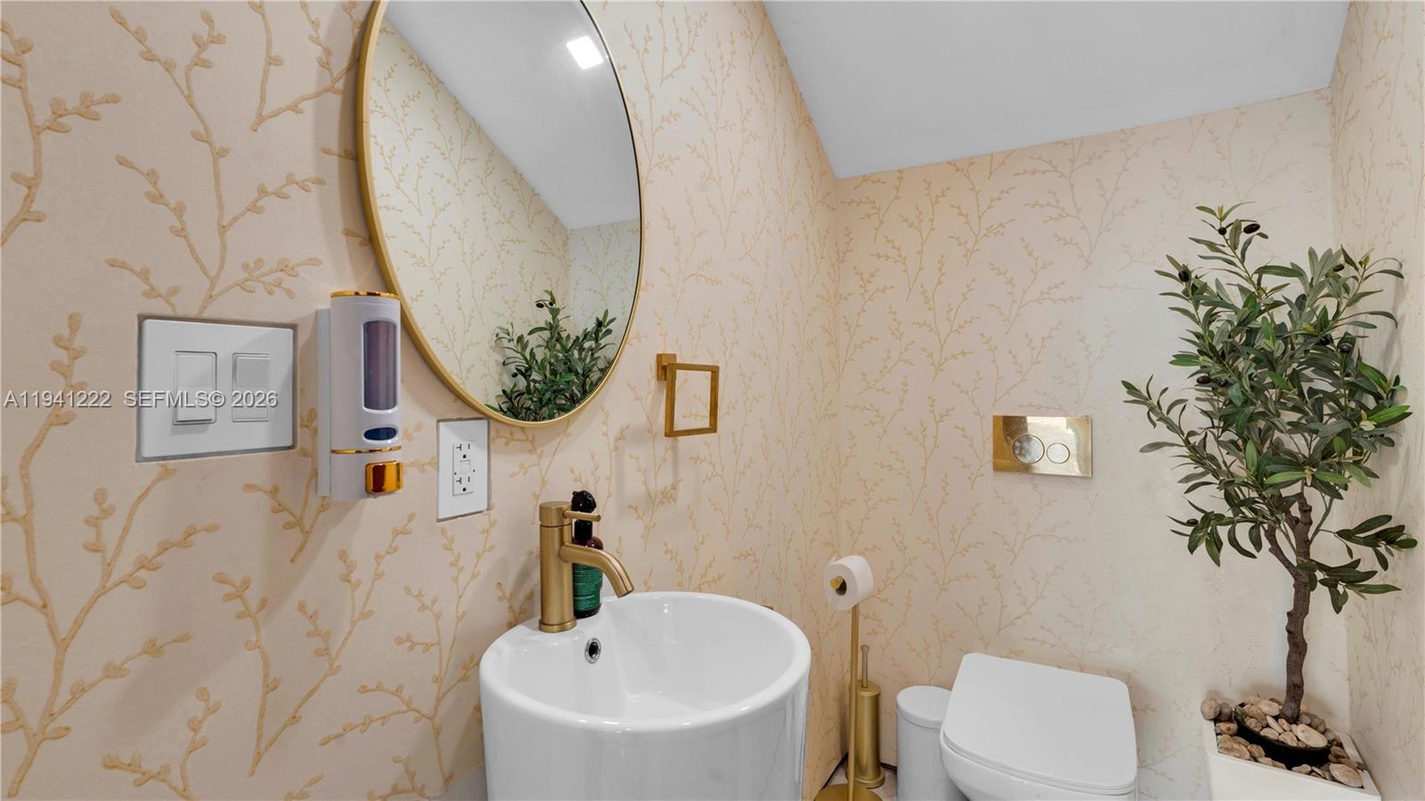 19600 NE 26th Ave Miami, FL 33180