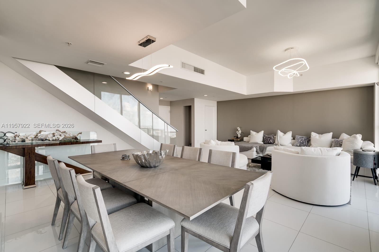 image Vizcayne South0