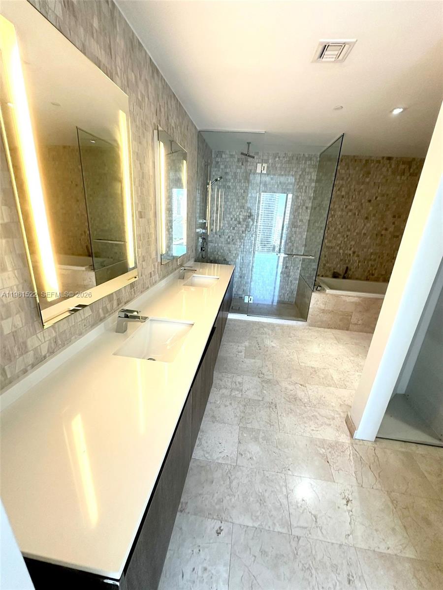 88 SW 7th St #2005 Miami, FL 33130