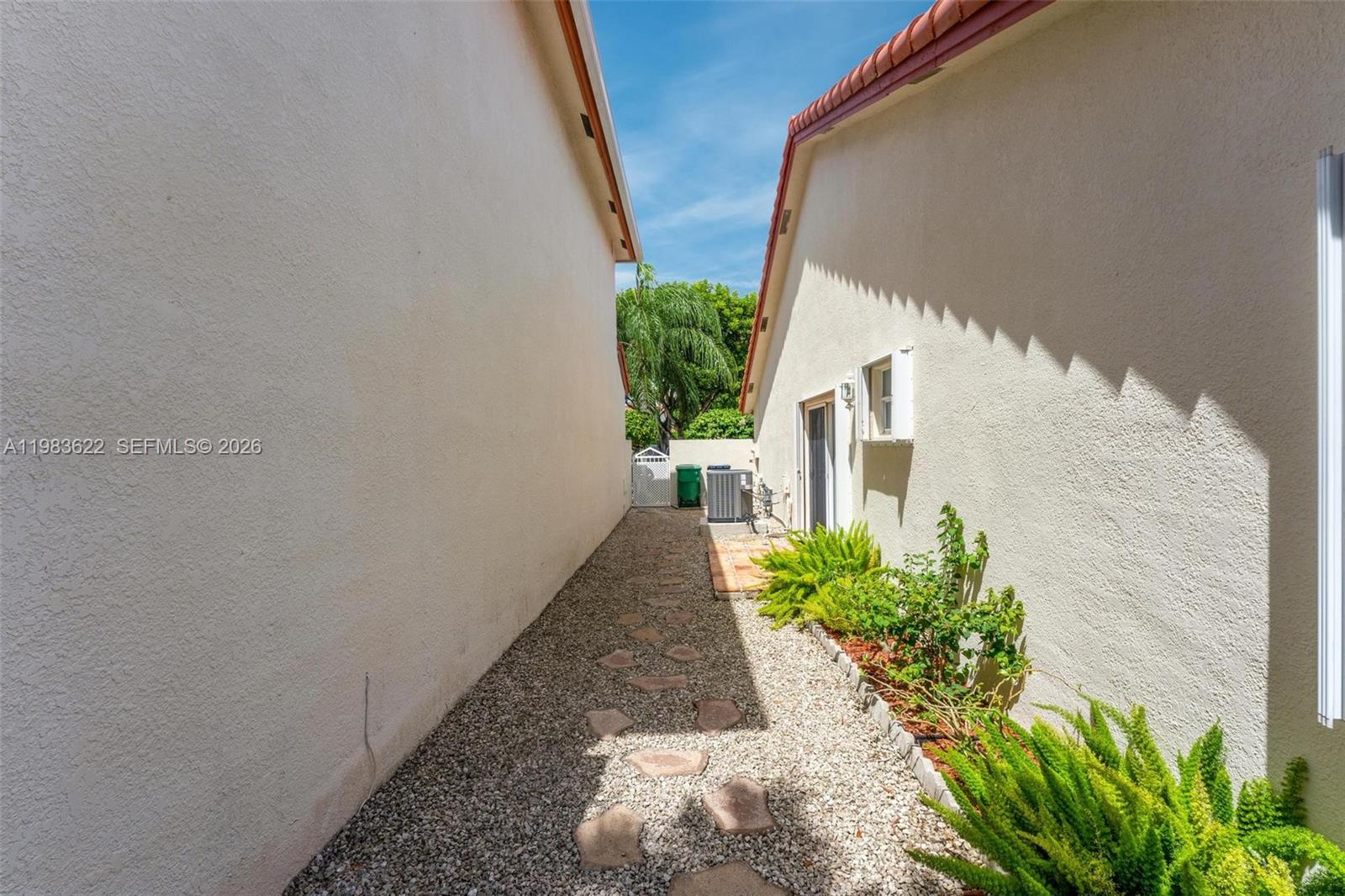 10635 NW 54th St Doral, FL 33178