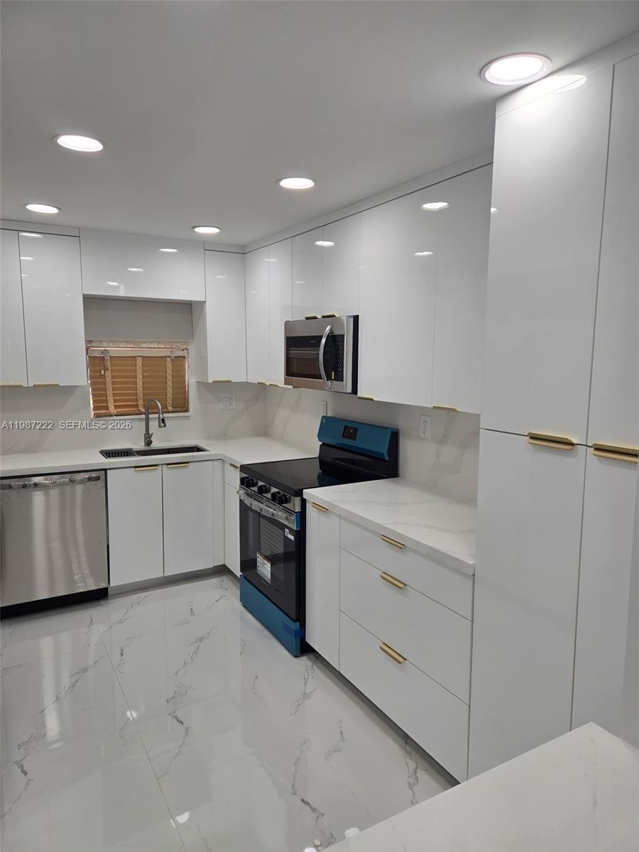 700 S Hollybrook Dr #207