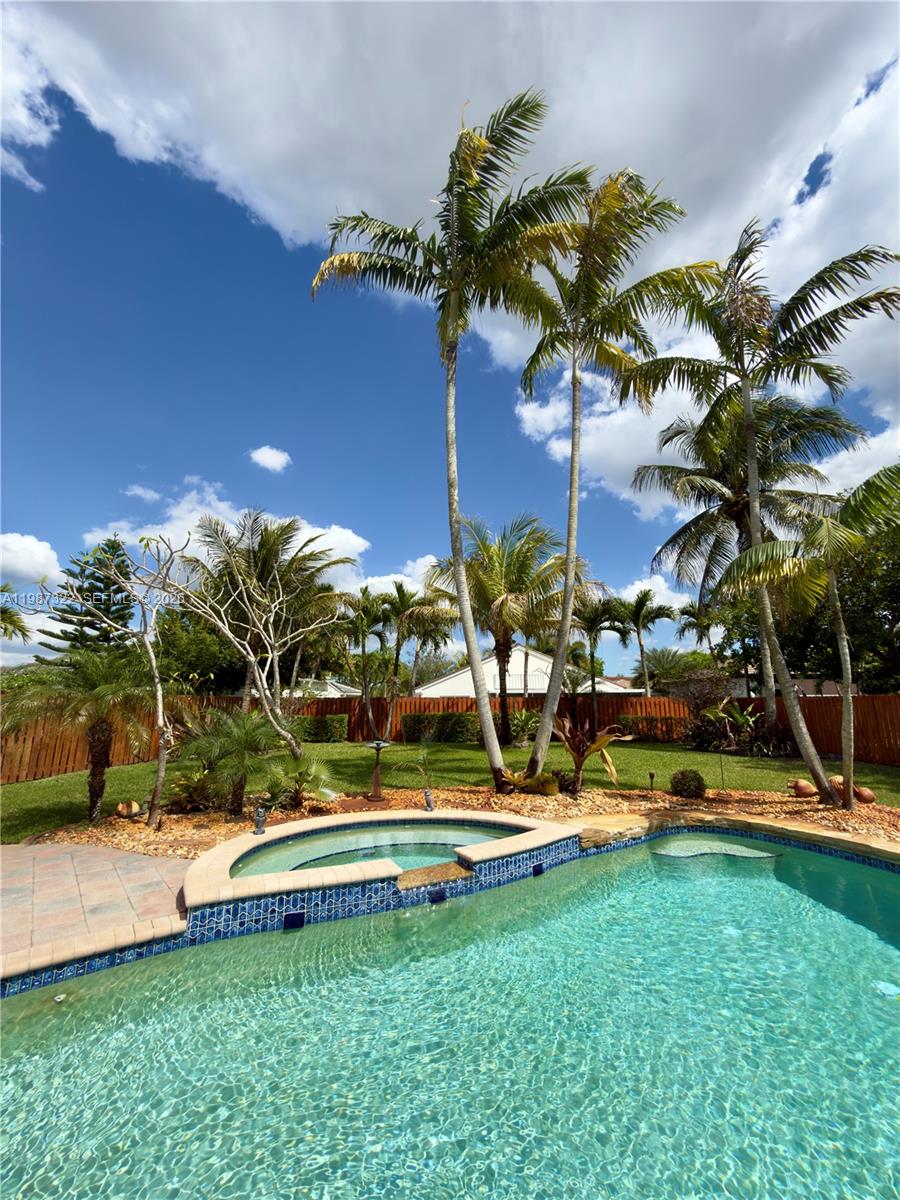 2319 NW 193rd Ave Pembroke Pines, FL 33029