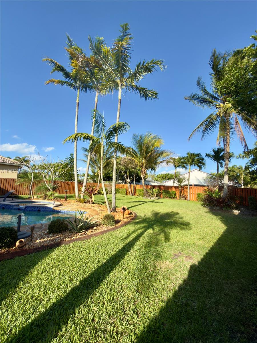 2319 NW 193rd Ave Pembroke Pines, FL 33029