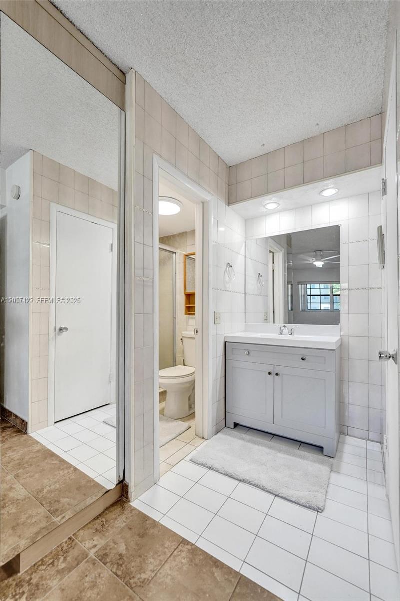 455 Paradise Isle Blvd #104 Hallandale Beach, FL 33009