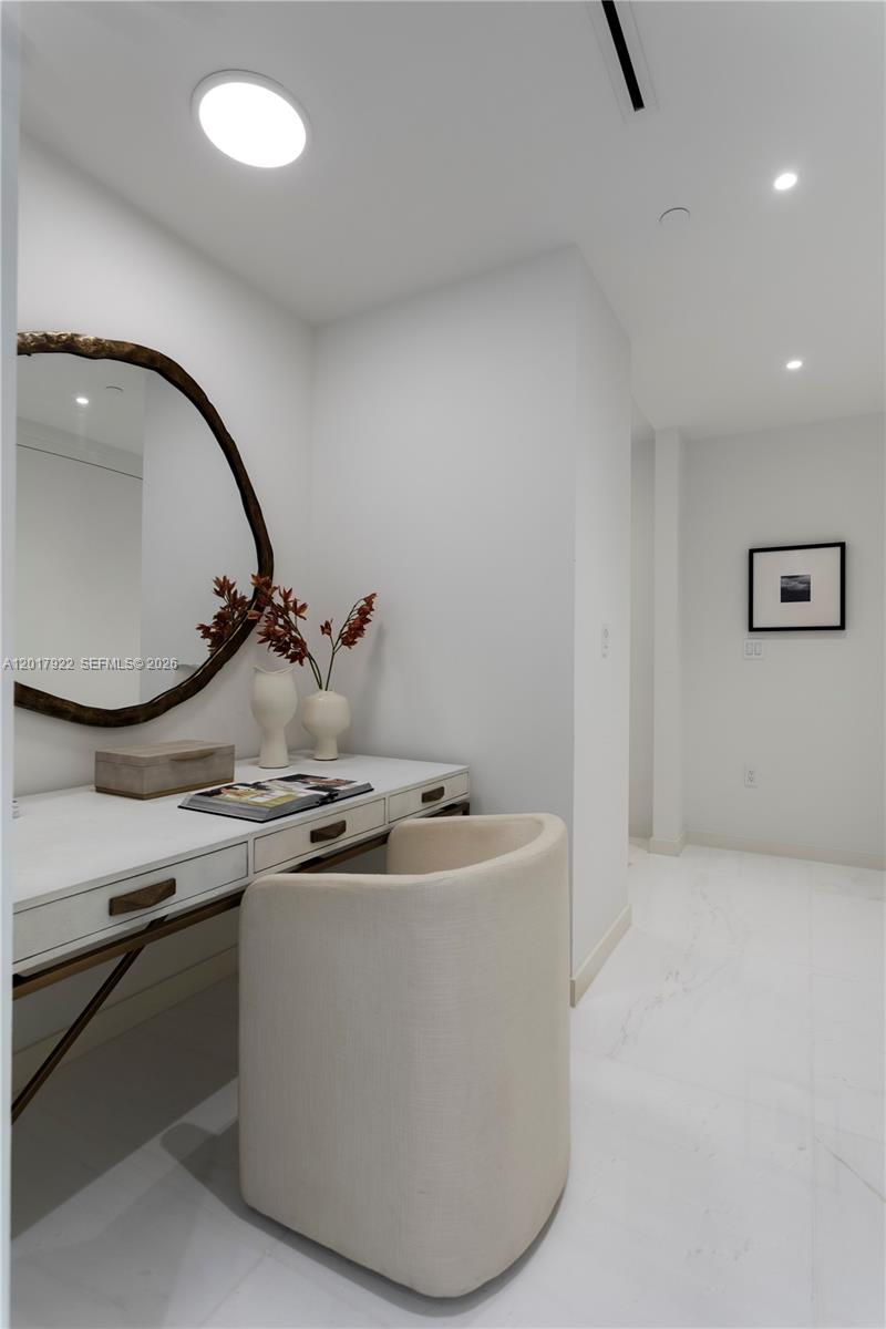 300 Biscayne Blvd #5002E Miami, FL 33131