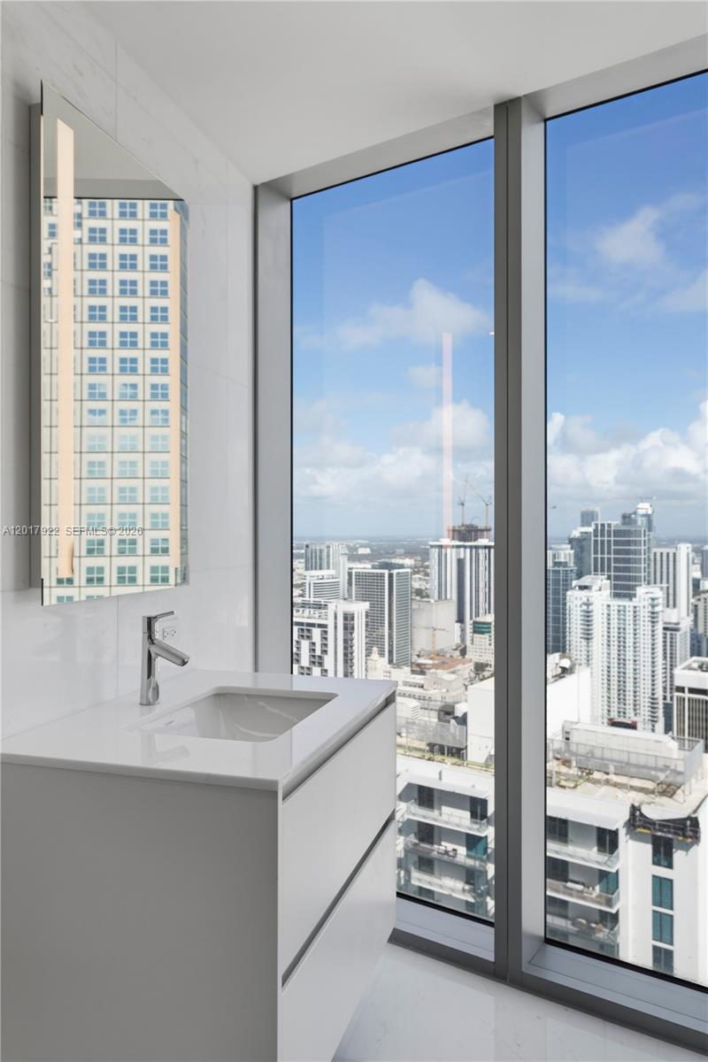 300 Biscayne Blvd #5002E Miami, FL 33131