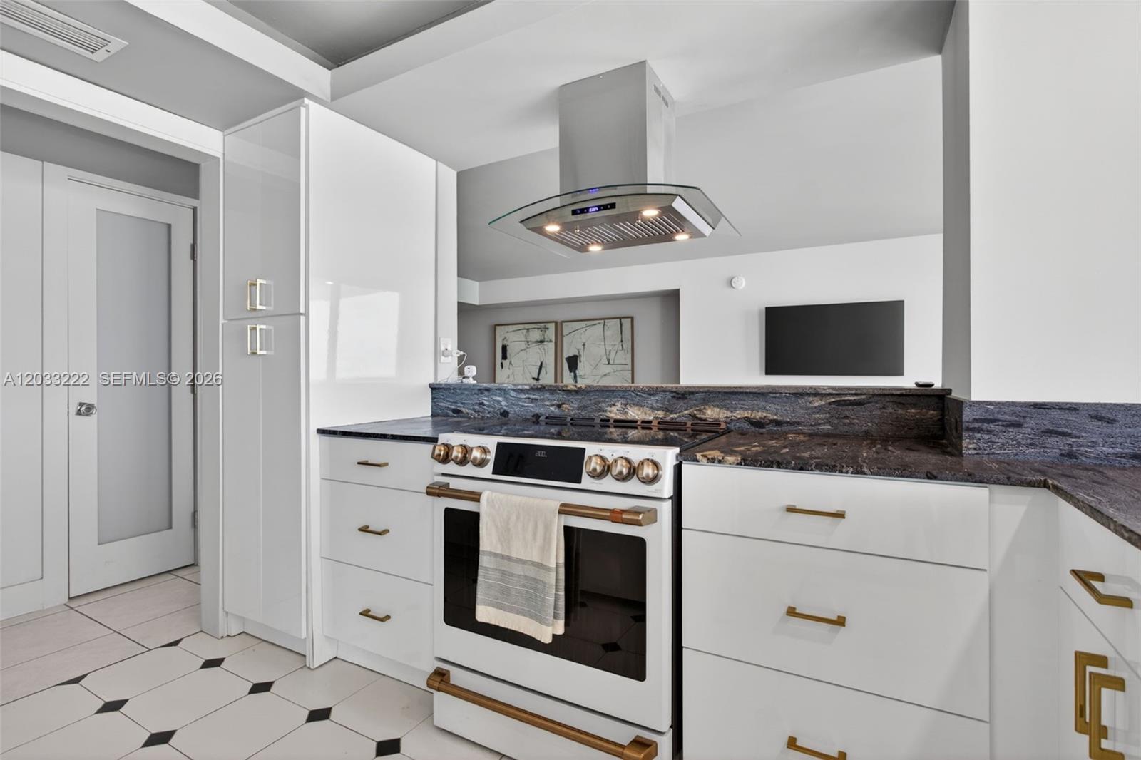 2655 Collins Ave #1512 Miami Beach, FL 33140